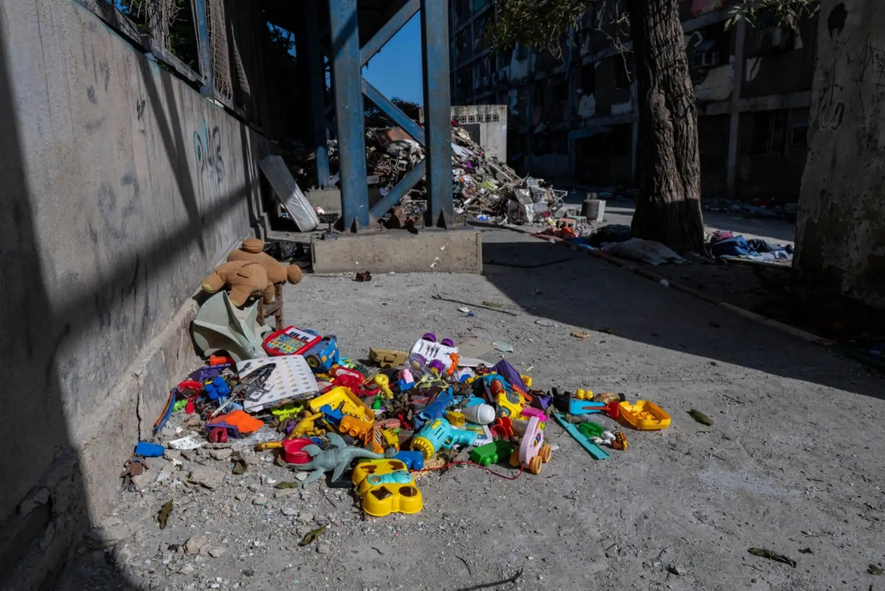 Vista de juguetes junto a un edificio dañado en Catia La Mar, estado La Guaira, Venezuela. Foto: AFP