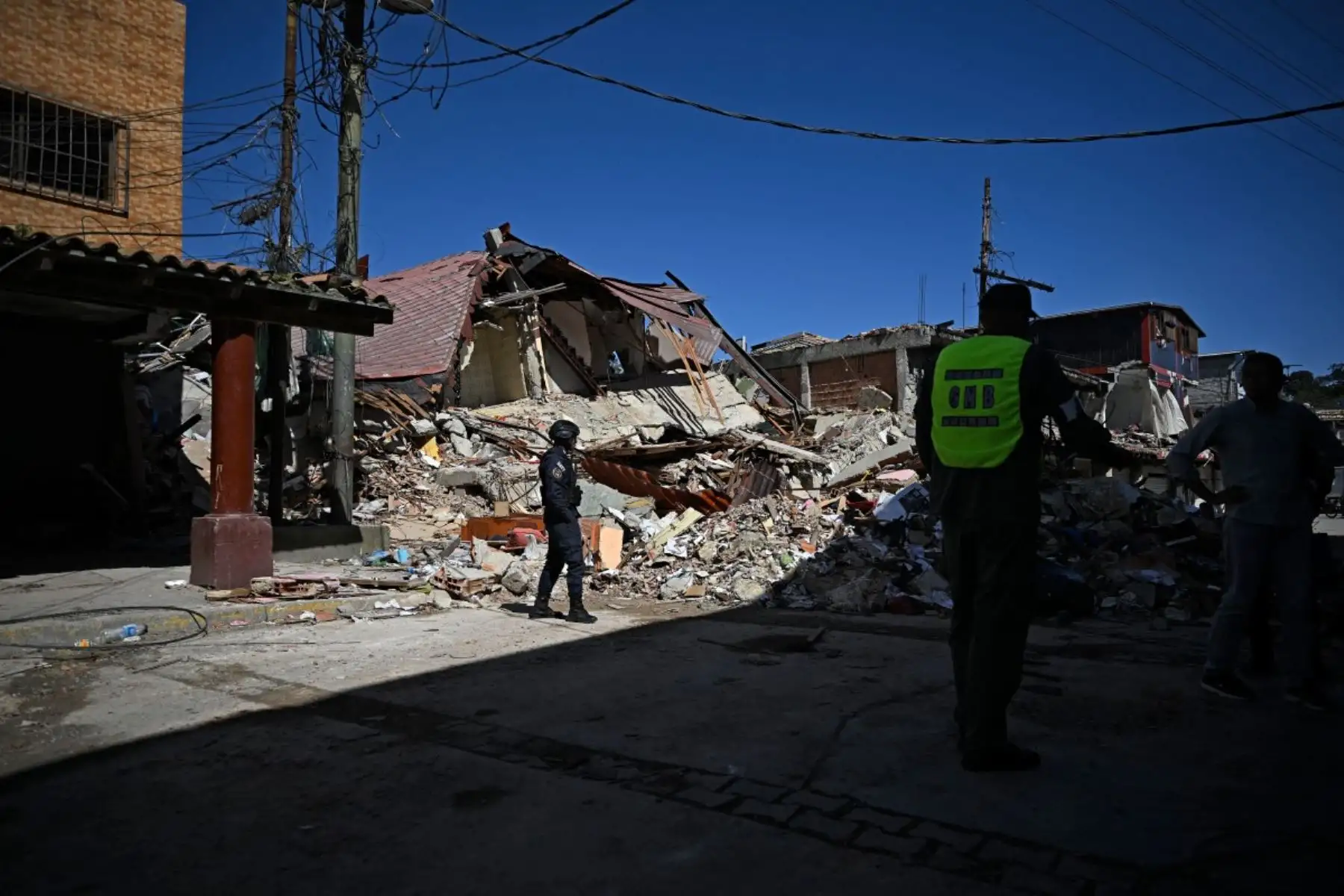 Agentes de policía montan guardia cerca de los escombros en El Junquito, Venezuela, el 29 de junio de 2026, tras dos terremotos. Foto: AFP