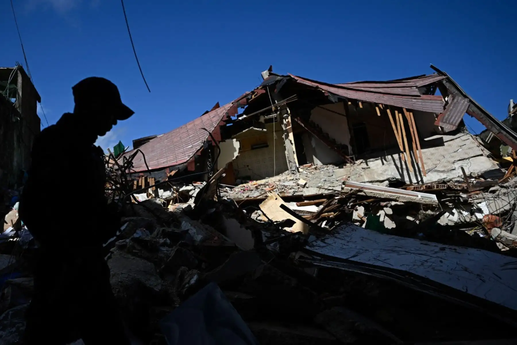 Agentes de policía montan guardia cerca de los escombros en El Junquito, Venezuela, el 29 de junio de 2026, tras dos terremotos. Foto: AFP