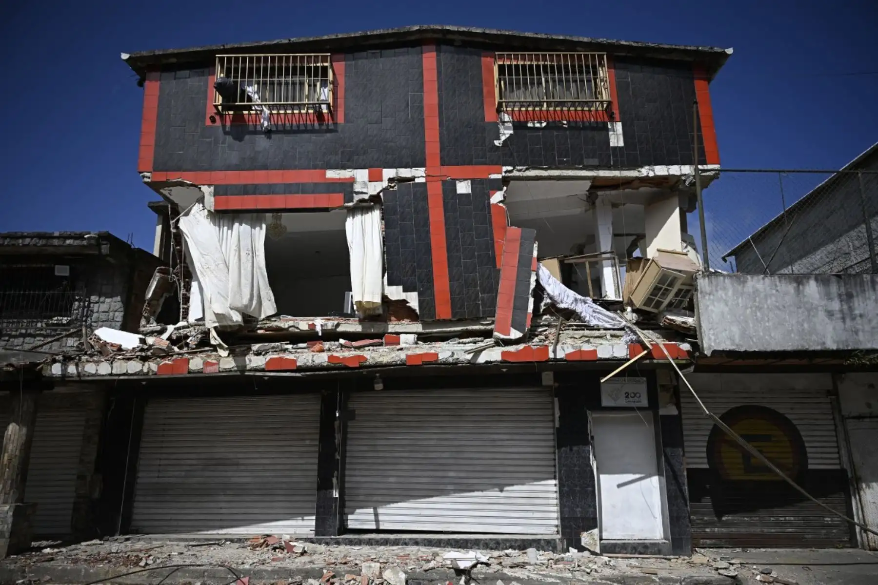 Las esperanzas de encontrar supervivientes se desvanecían el 29 de junio de 2026, más de cuatro días después de que los potentes terremotos gemelos azotaran Venezuela, mientras los residentes se mostraban cada vez más frustrados con la respuesta del gobierno al desastre que ha dejado al menos 1.450 muertos y decenas de miles desaparecidos. Foto: AFP