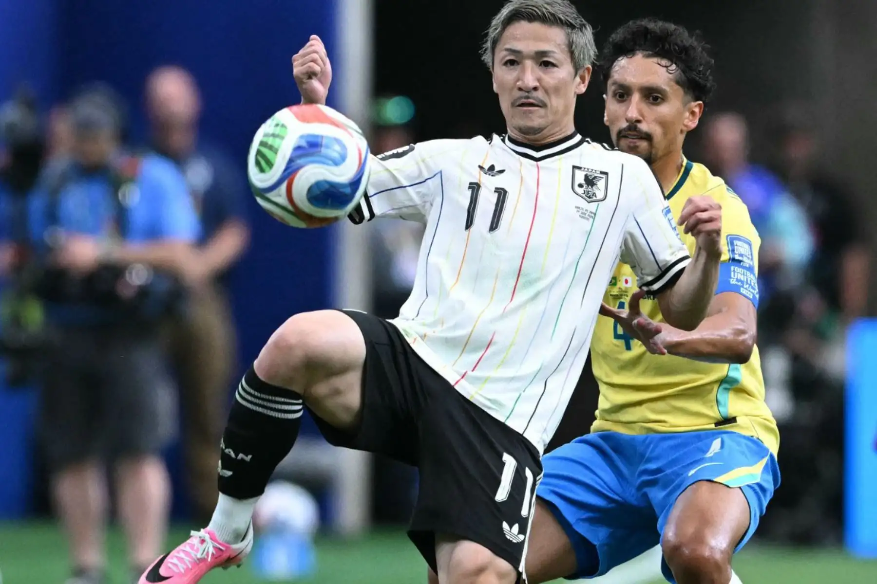 El delantero japonés Daizen Maeda disputa el balón con el defensa brasileño Marquinhos durante el partido de dieciseisavos de final de la Copa Mundial de 2026 entre Brasil y Japón, en el estadio de Houston. Foto: AFP