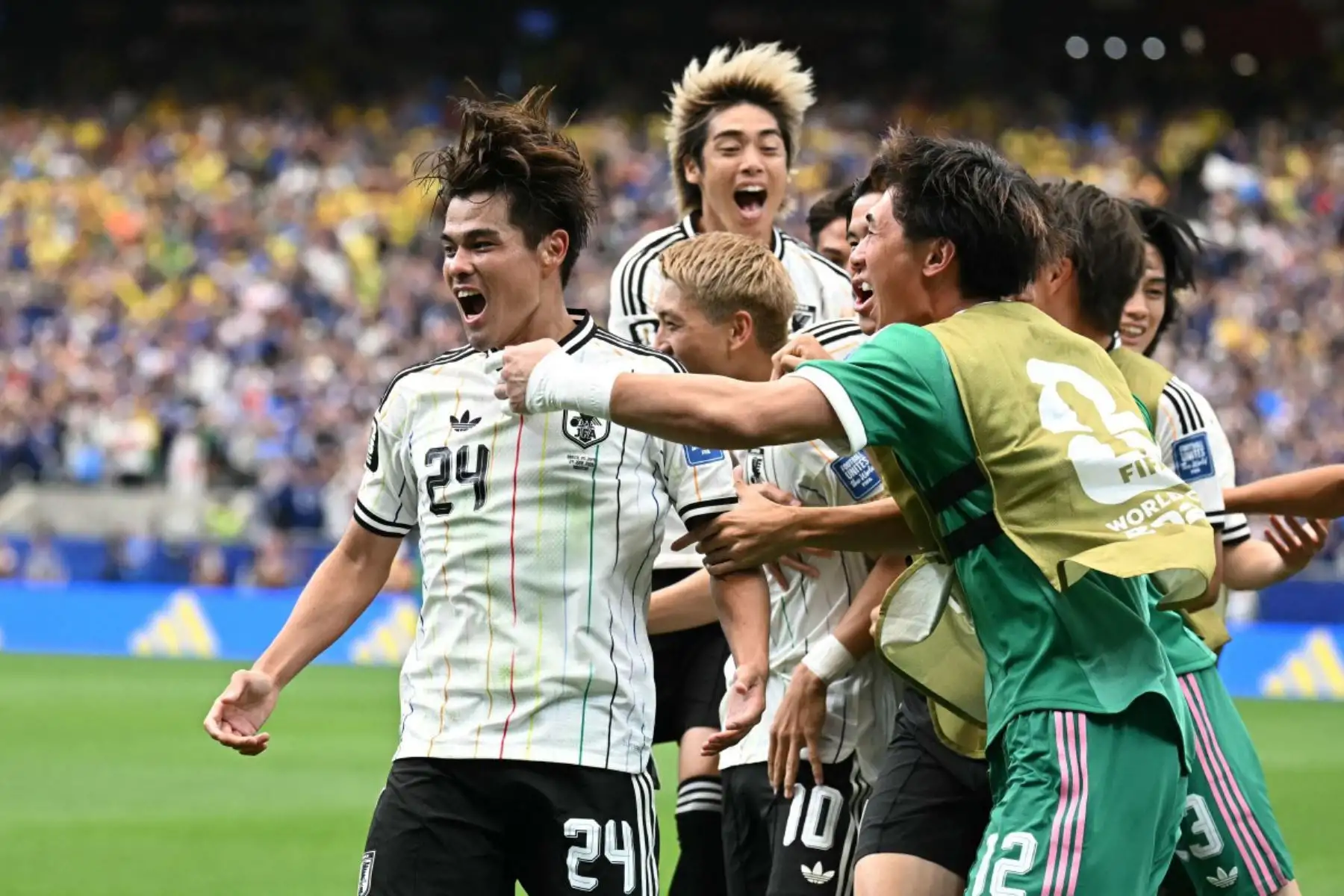 El centrocampista japonés Kaishu Sano celebra con sus compañeros tras marcar el primer gol durante el partido de dieciseisavos de final del Mundial de 2026 entre Brasil y Japón, disputado en el estadio de Houston. Foto: AFP