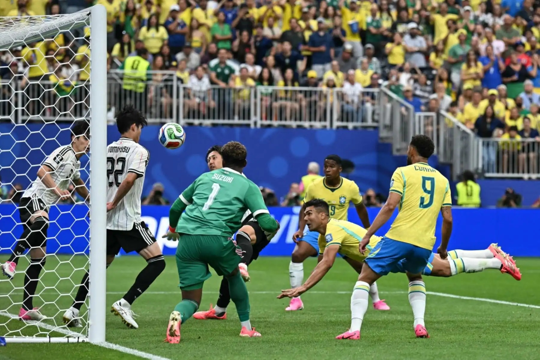 El centrocampista brasileño Casemiro, marca el primer gol de su equipo durante el partido de dieciseisavos de final del Mundial de 2026 entre Brasil y Japón. Foto: AFP