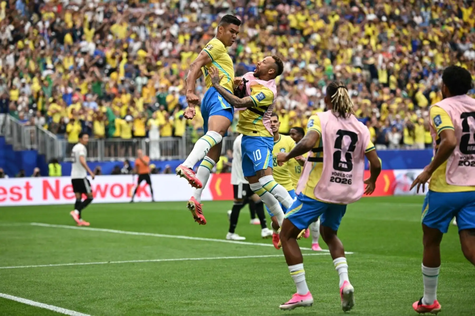 l centrocampista brasileño Casemiro, celebra con el delantero brasileño Neymar, tras marcar el primer gol de su equipo durante el partido de dieciseisavos de final del Mundial de 2026 entre Brasil y Japón, disputado en el Estadio de Houston. Foto: AFP