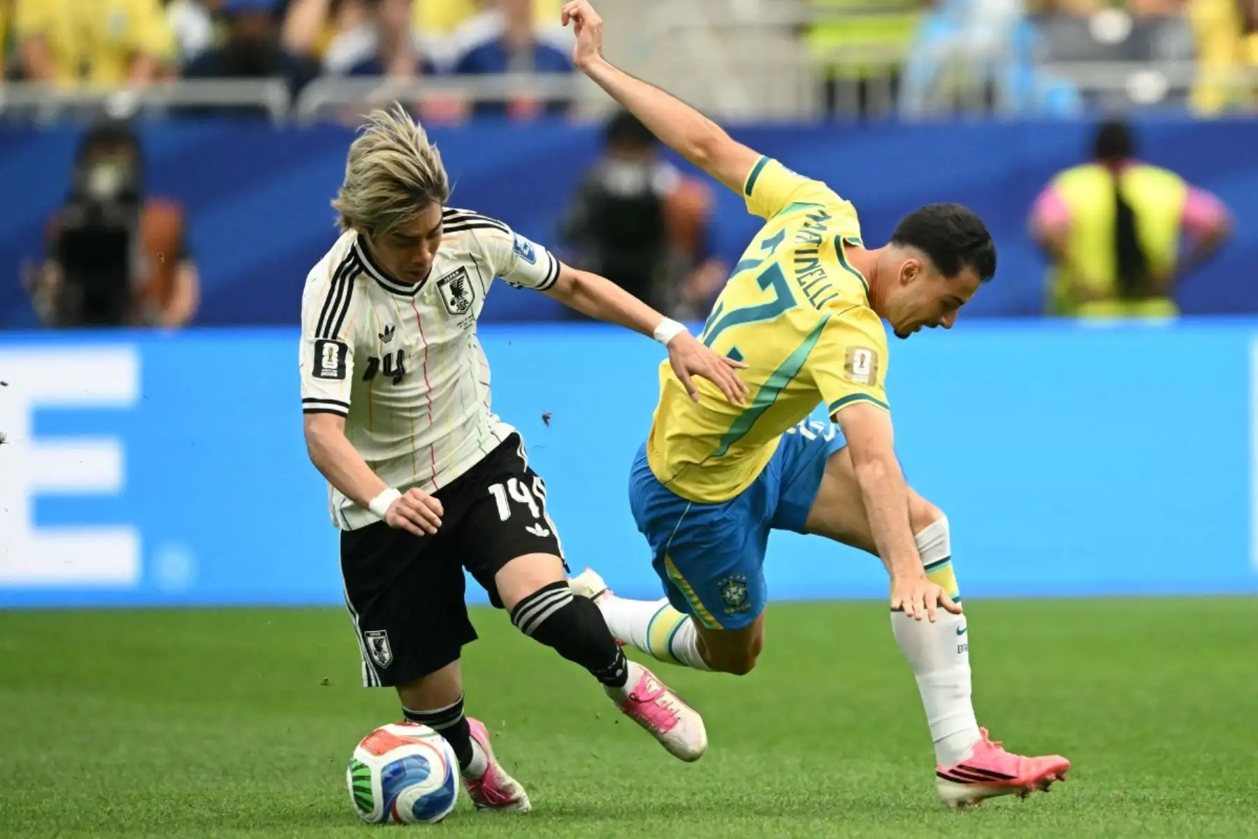 El centrocampista japonés Junya Ito, disputa el balón con el delantero brasileño Gabriel Martinelli, en el estadio de Houston. Foto: AFP