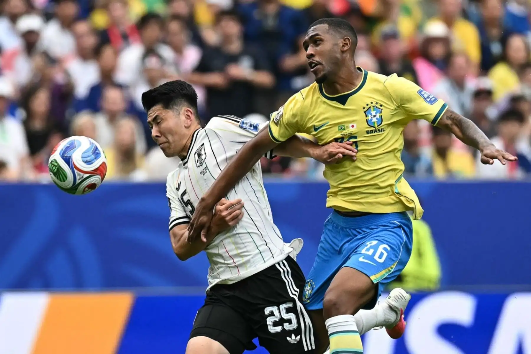 El defensa japonés Junnosuke Suzuki, disputa el balón con el delantero brasileño Rayan, durante el partido de dieciseisavos de final del Mundial de 2026 entre Brasil y Japón, disputado en el Estadio de Houston. Foto: AFP