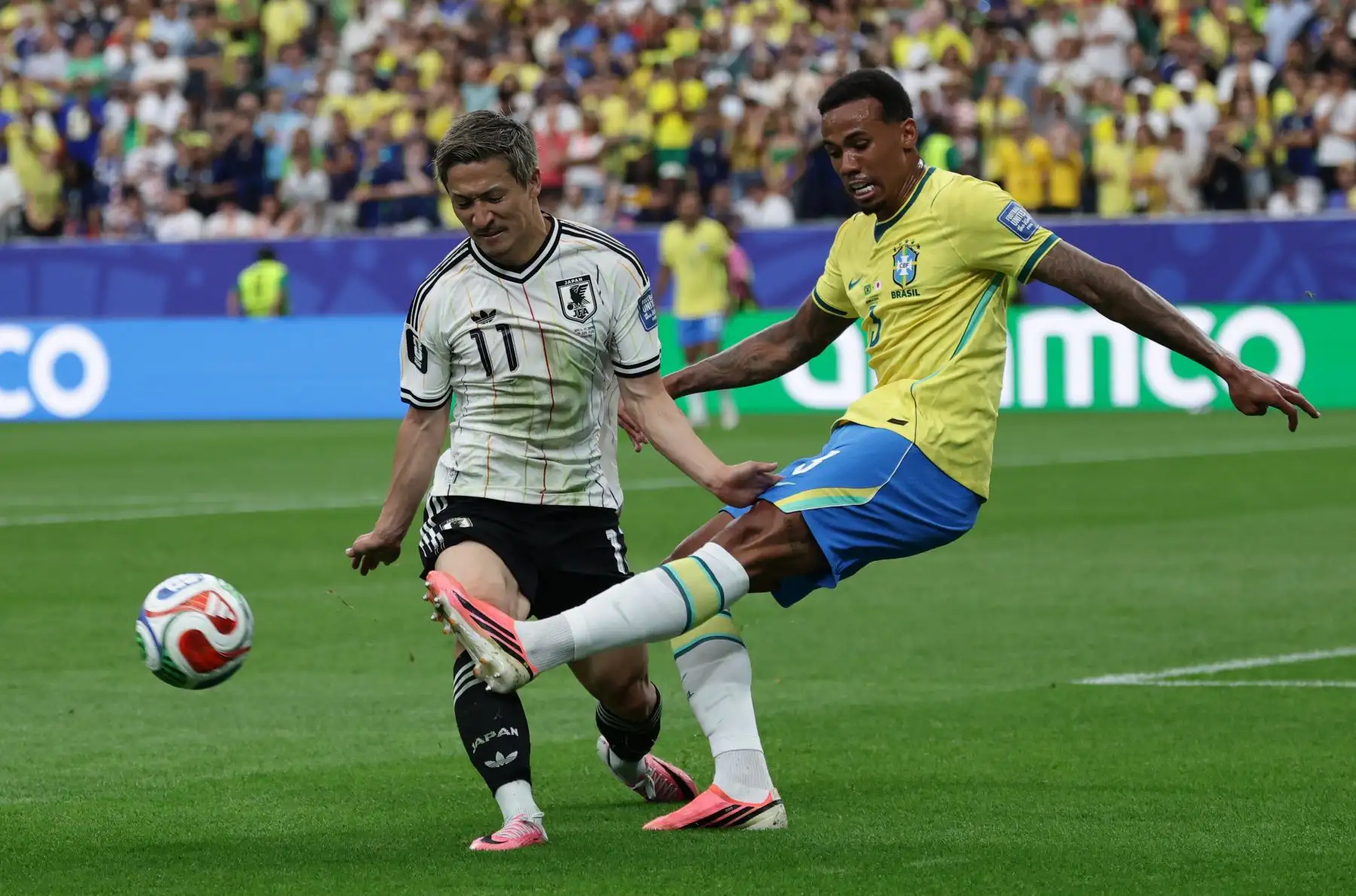 Daizen Maeda de Japón y Gabriel Magalhaes de Brasil en acción durante el partido de dieciseisavos de final de la Copa Mundial de la FIFA 2026 entre Brasil y Japón, en Houston, EE. UU. Foto: ANDINA/ EFE