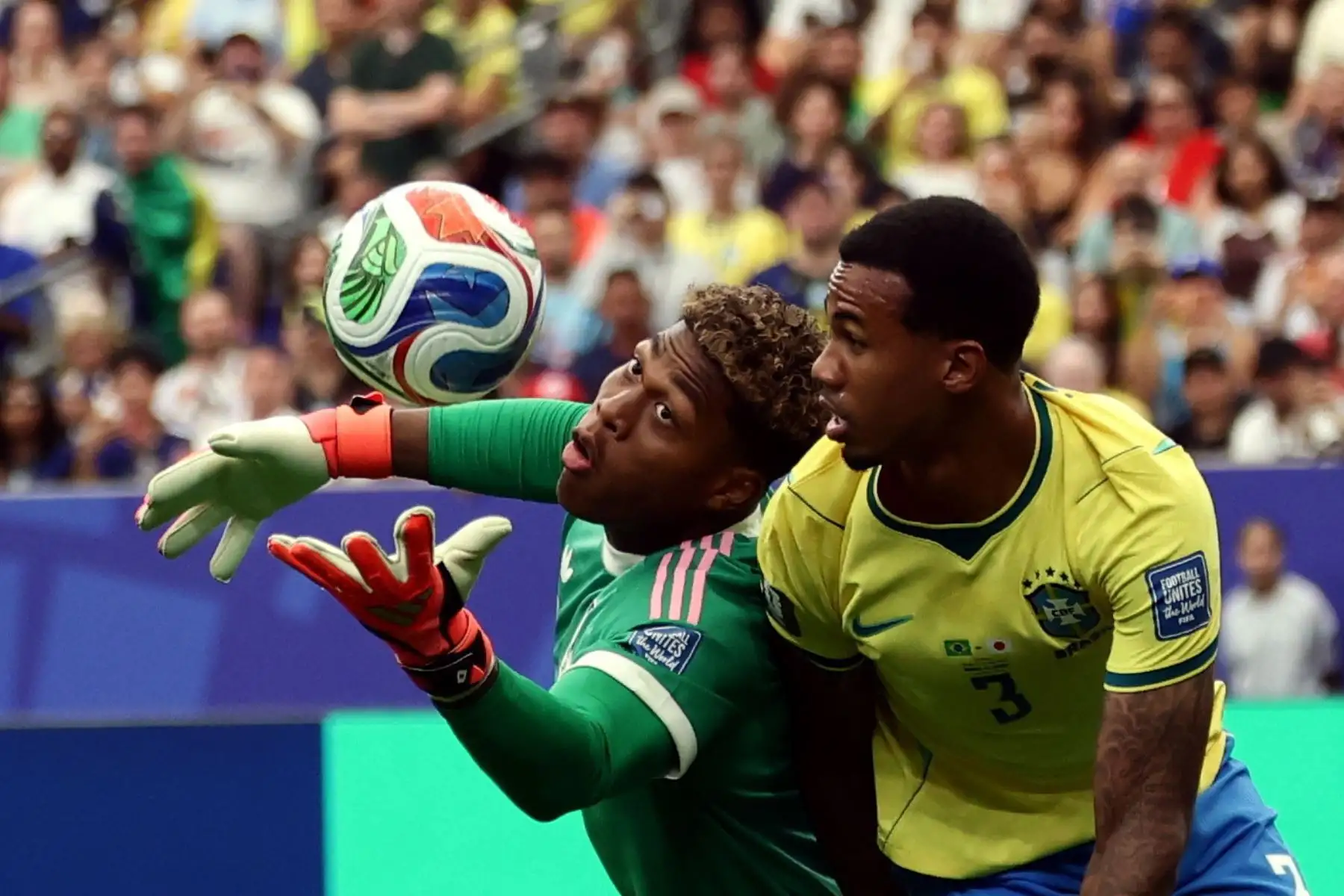 El portero japonés Zion Suzuki y Gabriel Magalhaes brasileño en acción durante el partido de dieciseisavos de final de la Copa Mundial de la FIFA 2026 entre Brasil y Japón, en Houston, EE. UU. Foto: ANDINA/ EFE