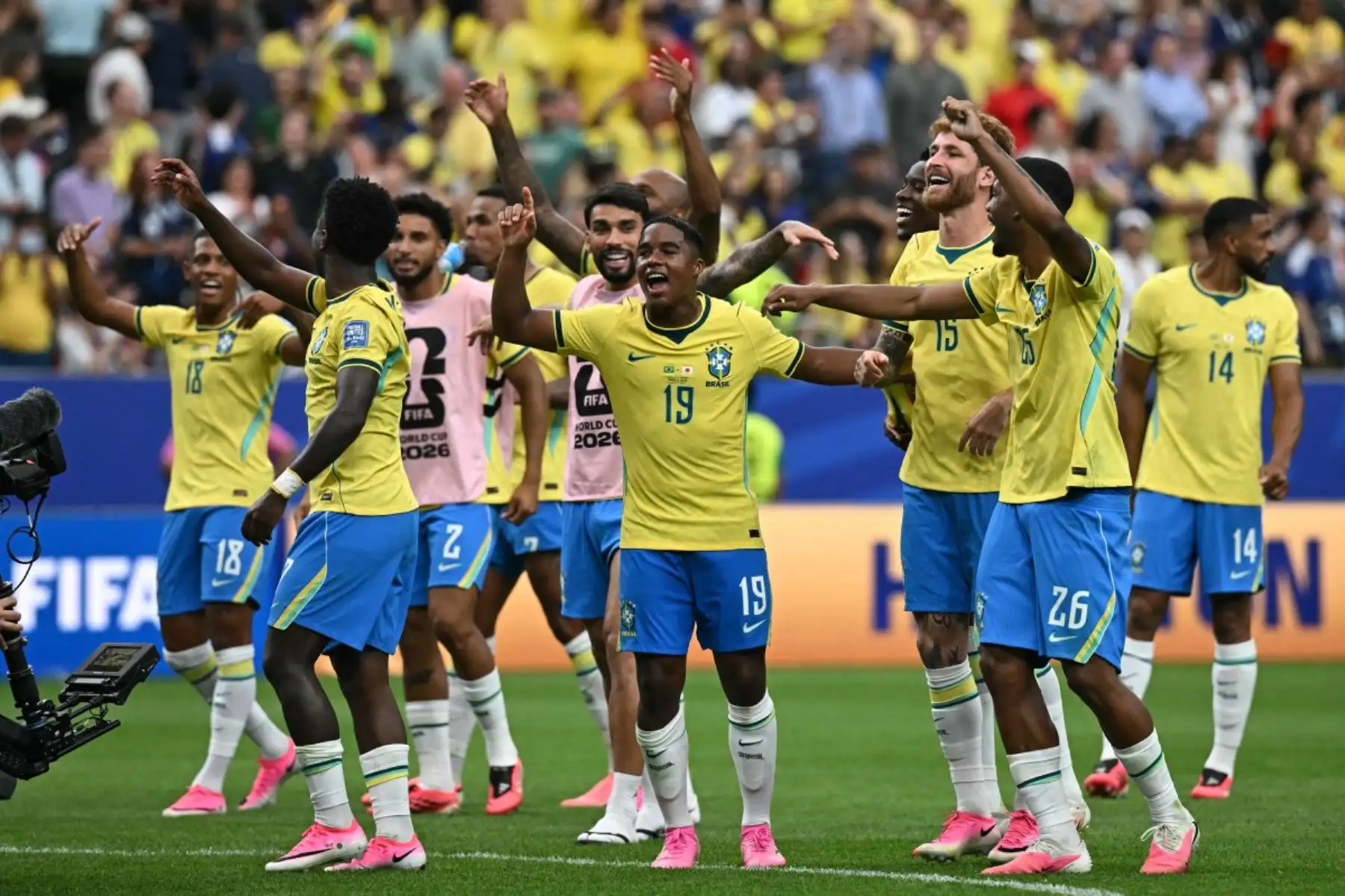 Los jugadores de Brasil celebran su segundo gol durante el partido de dieciseisavos de final del Mundial de 2026 entre Brasil y Japón en el Estadio de Houston. Foto: AFP
