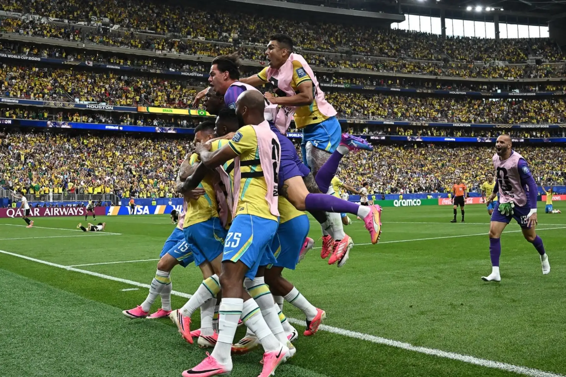 Los jugadores de Brasil celebran su segundo gol durante el partido de dieciseisavos de final del Mundial de 2026 entre Brasil y Japón en el Estadio de Houston. Foto: AFP