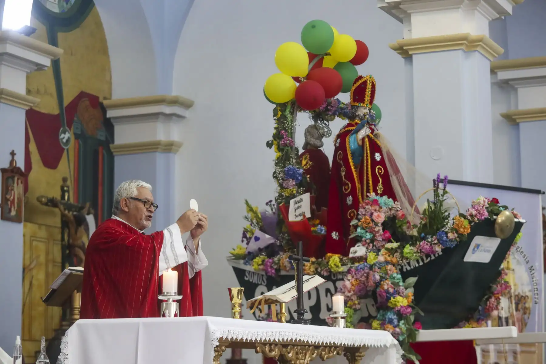 En el templo, la imagen de San Pedro recibió el homenaje de los fieles antes de continuar con las actividades religiosas programadas por la festividad. Foto: ANDINA/Ricardo Cuba.