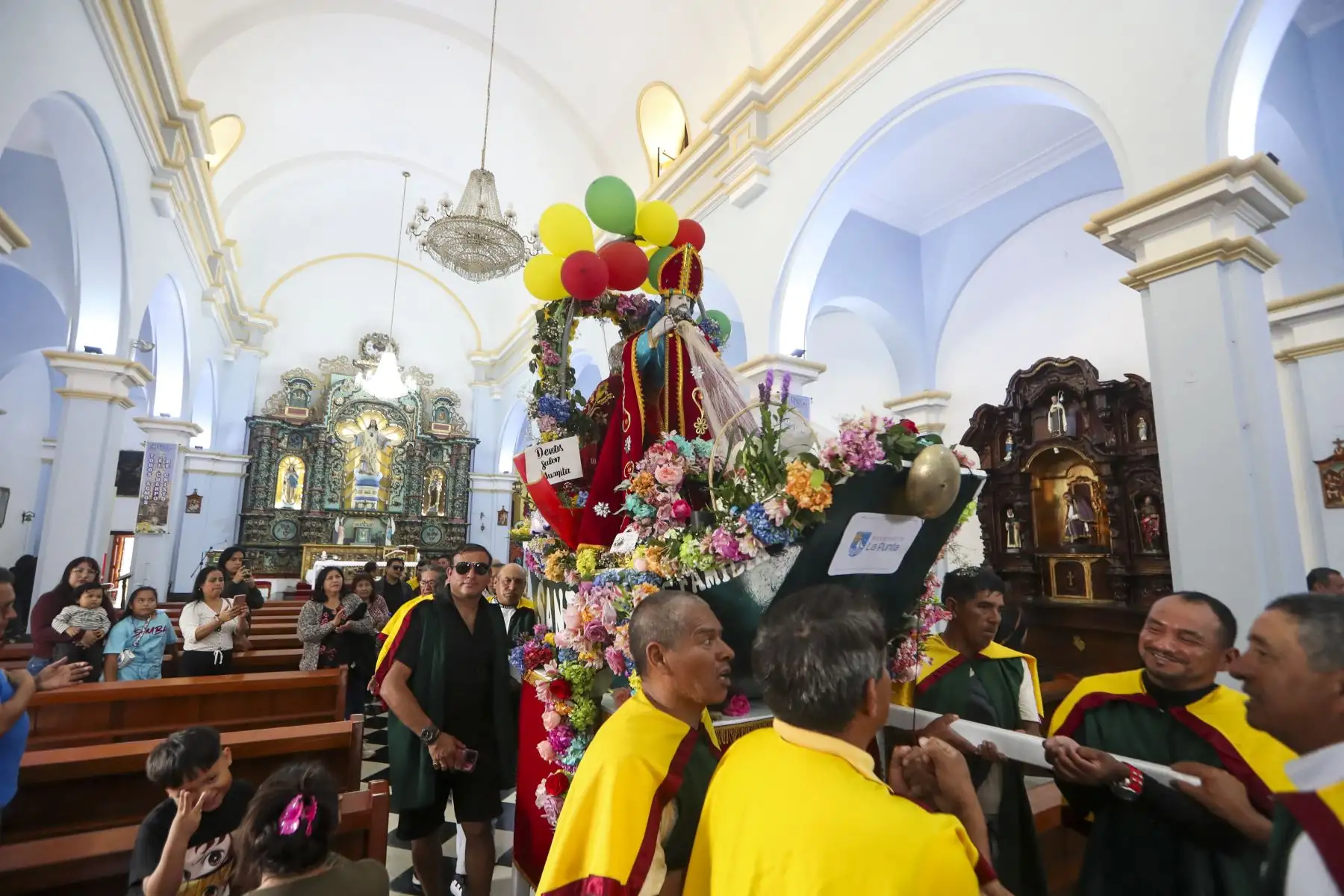 La Santa Misa se celebró en la Parroquia Sagrado Corazón de Jesús de La Punta, donde la comunidad elevó oraciones por los pescadores y sus familias. Foto: ANDINA/Ricardo Cuba.