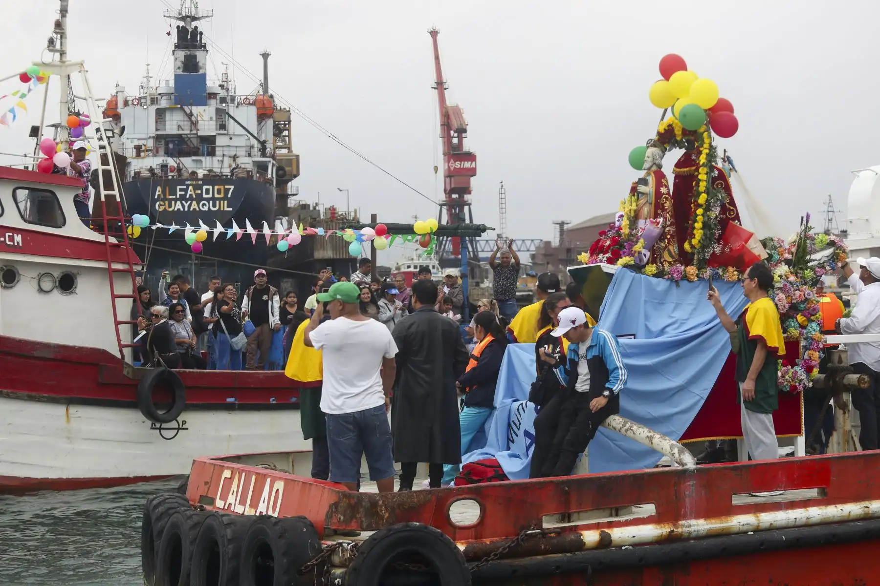 La imagen de San Pedro fue llevada en embarcación durante el recorrido marítimo, en una manifestación de fe por la protección de quienes salen diariamente al mar. Foto: ANDINA/Ricardo Cuba.