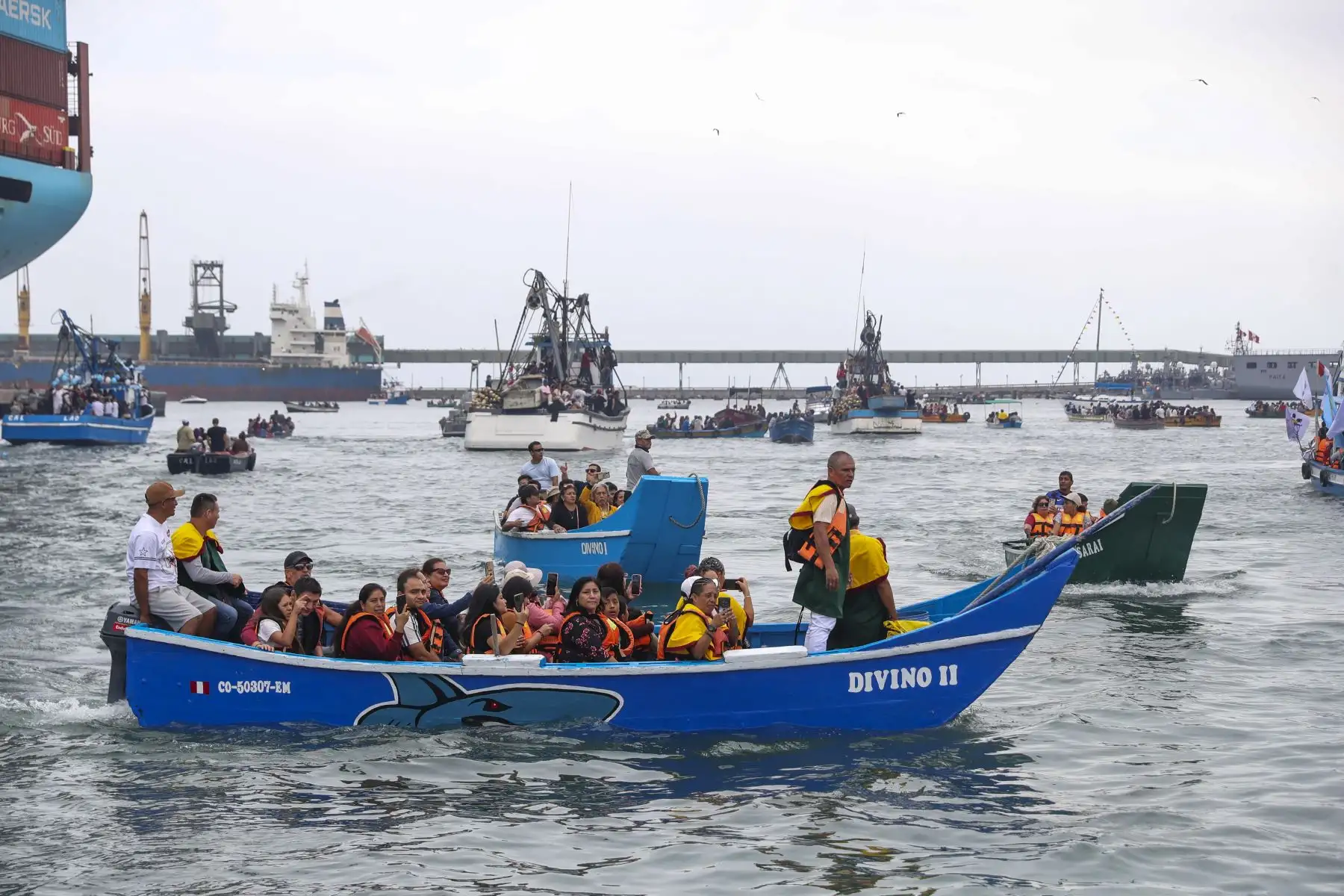 Fieles y pescadores acompañaron desde el mar una celebración que mantiene viva la relación de La Punta con sus tradiciones religiosas y marítimas. Foto: ANDINA/Ricardo Cuba.