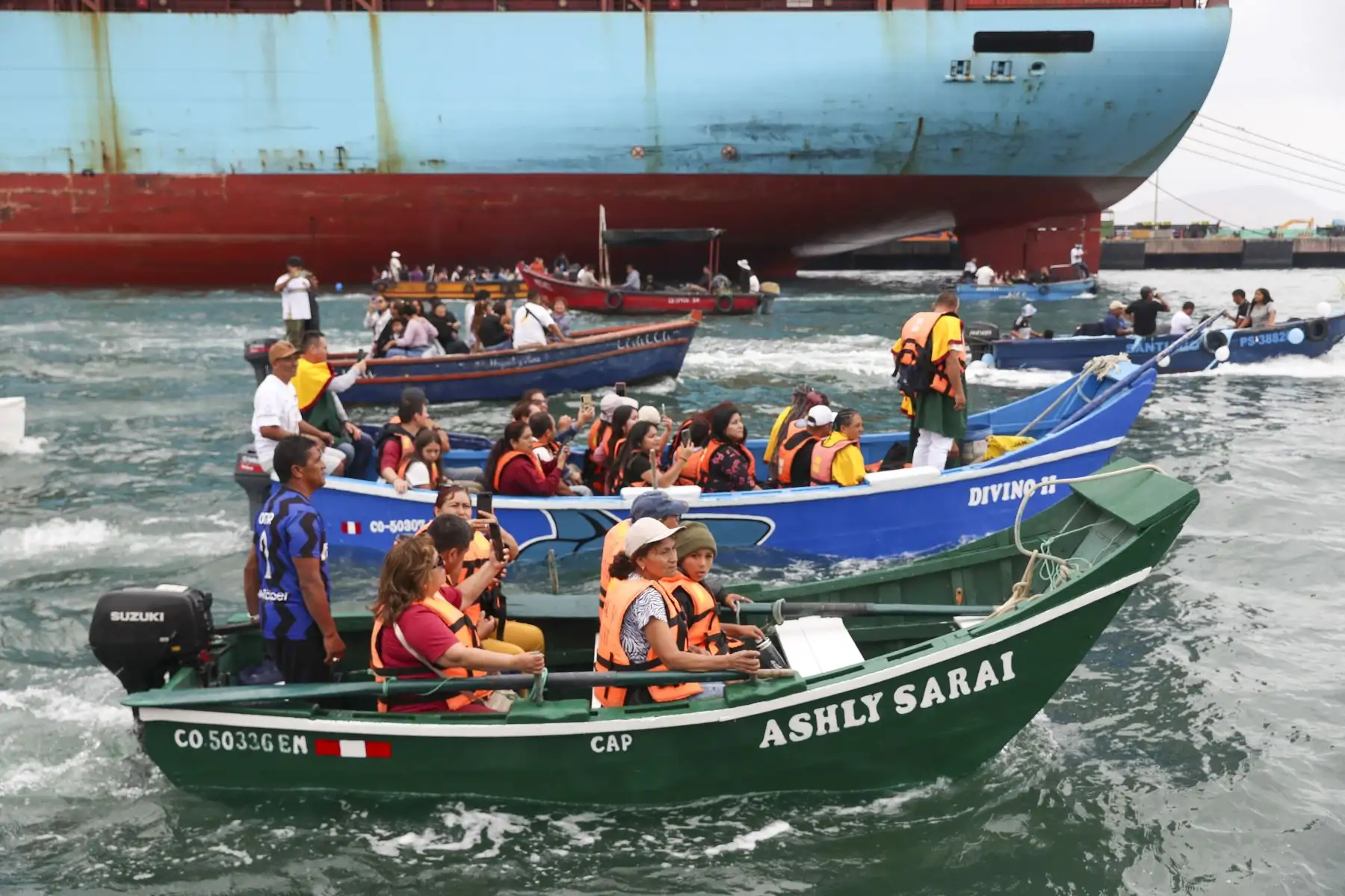 La procesión marítima congregó a cerca de 40 embarcaciones, que navegaron por el litoral chalaco como parte del homenaje a San Pedro y del Día del Pescador. Foto: ANDINA/Ricardo Cuba.