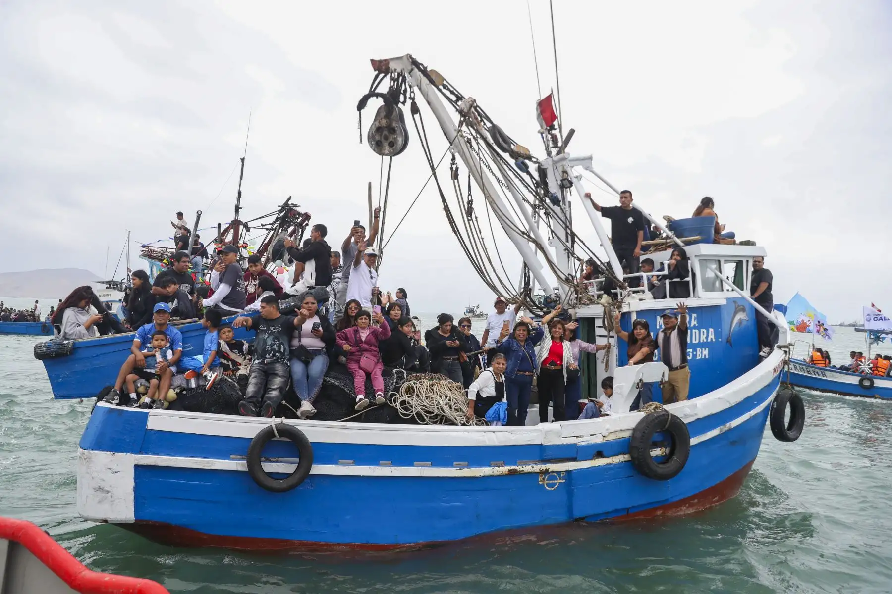 Embarcaciones del litoral chalaco se sumaron a la procesión marítima en honor a San Pedro Apóstol, como expresión de devoción de la comunidad pesquera. Foto: ANDINA/Ricardo Cuba.