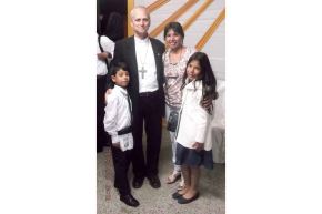 Gino Lara Imán con el entonces padre Robert Francis Prevost en Chiclayo. Foto: ANDINA/Pronabec