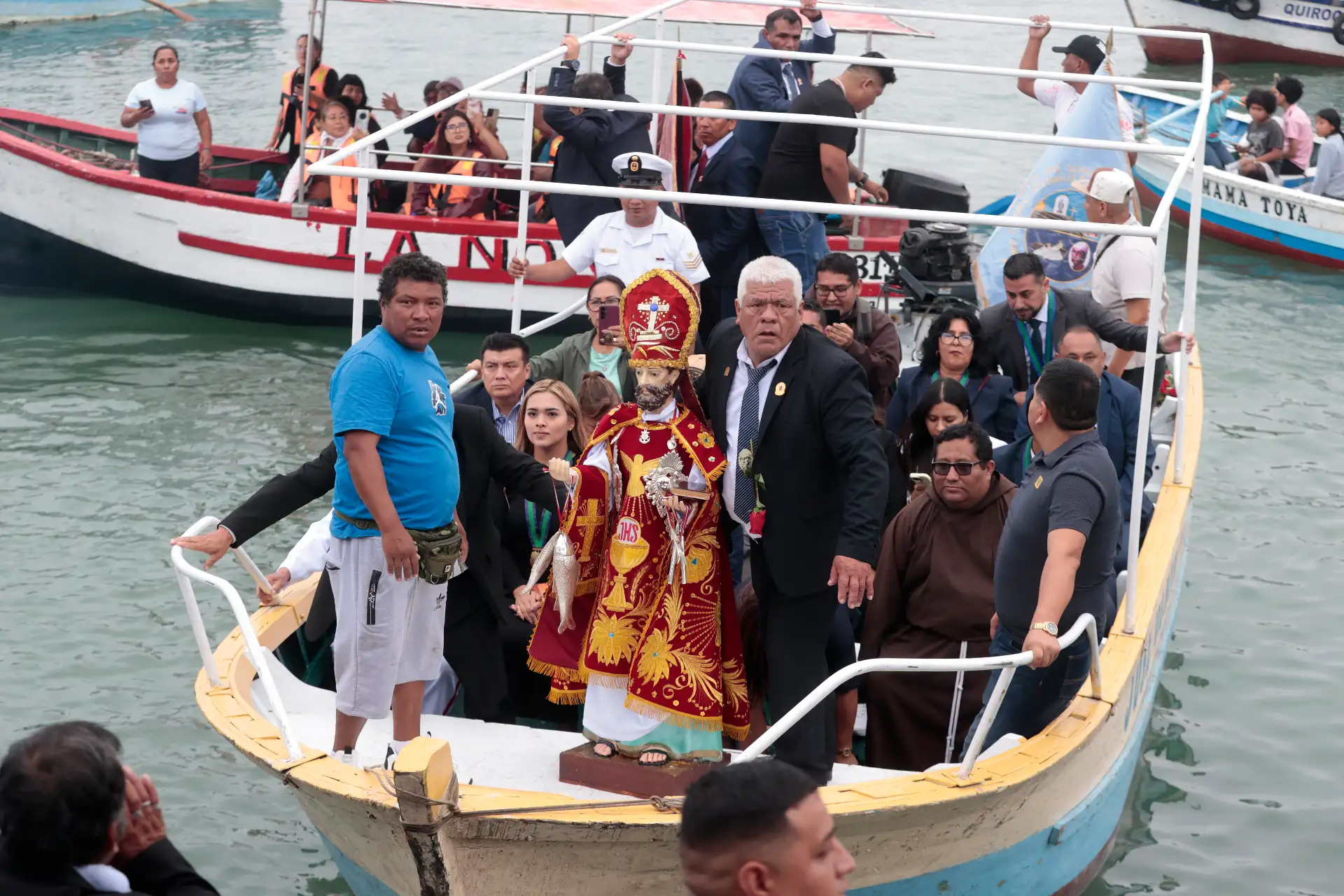 Decenas de ciudadanos acudieron al muelle de Chorrillos para participar en la festividad de San Pedro y San Pablo, tradición católica ligada a la fe de los hombres de mar. La jornada incluyó la procesión en honor al santo patrono y la esperada salida al mar desde la playa Los Pescadores. Foto: ANDINA/Vidal Tarqui.