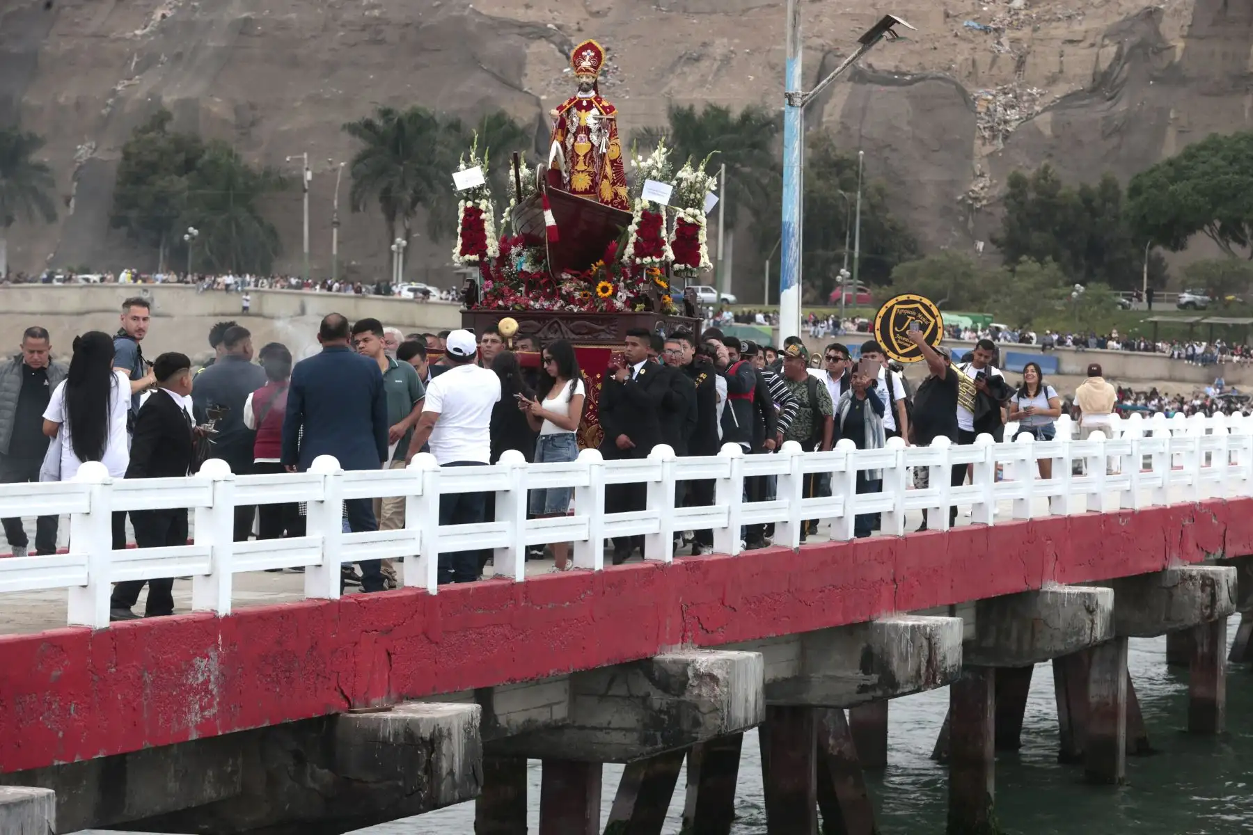 Decenas de ciudadanos acudieron al muelle de Chorrillos para participar en la festividad de San Pedro y San Pablo, tradición católica ligada a la fe de los hombres de mar. La jornada incluyó la procesión en honor al santo patrono y la esperada salida al mar desde la playa Los Pescadores. Foto: ANDINA/Vidal Tarqui.