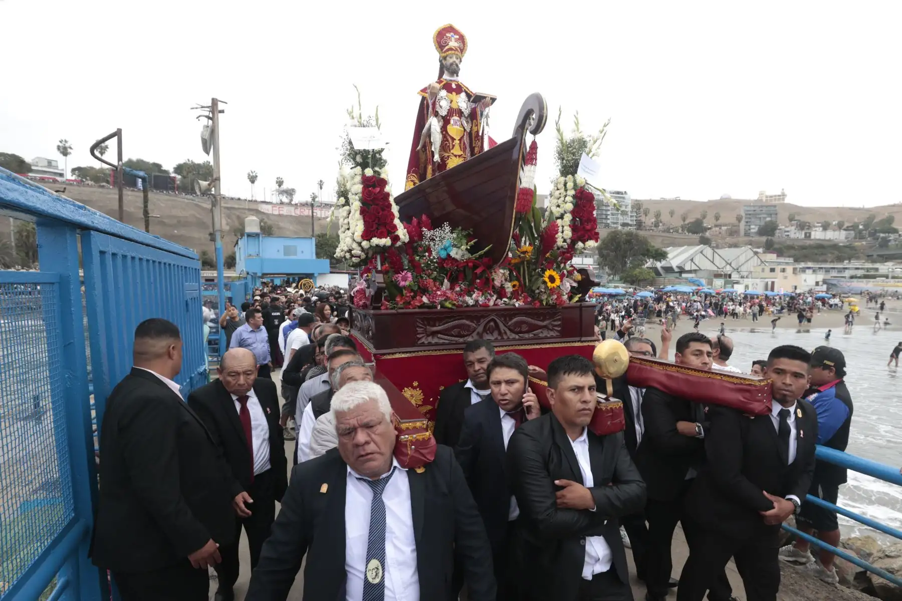 Decenas de ciudadanos acudieron al muelle de Chorrillos para participar en la festividad de San Pedro y San Pablo, tradición católica ligada a la fe de los hombres de mar. La jornada incluyó la procesión en honor al santo patrono y la esperada salida al mar desde la playa Los Pescadores. Foto: ANDINA/Vidal Tarqui.