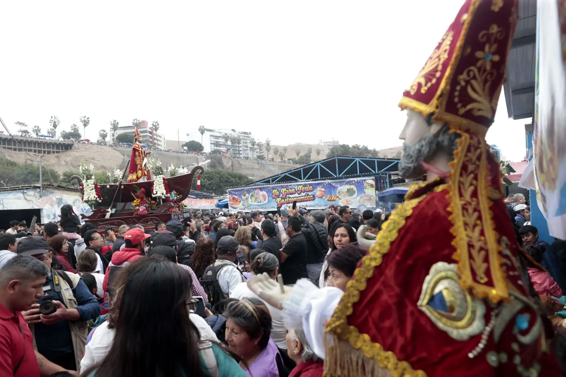 Decenas de ciudadanos acudieron al muelle de Chorrillos para participar en la festividad de San Pedro y San Pablo, tradición católica ligada a la fe de los hombres de mar. La jornada incluyó la procesión en honor al santo patrono y la esperada salida al mar desde la playa Los Pescadores. Foto: ANDINA/Vidal Tarqui.