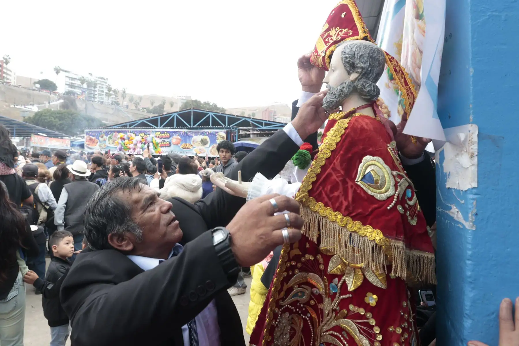 Decenas de ciudadanos acudieron al muelle de Chorrillos para participar en la festividad de San Pedro y San Pablo, tradición católica ligada a la fe de los hombres de mar. La jornada incluyó la procesión en honor al santo patrono y la esperada salida al mar desde la playa Los Pescadores. Foto: ANDINA/Vidal Tarqui.