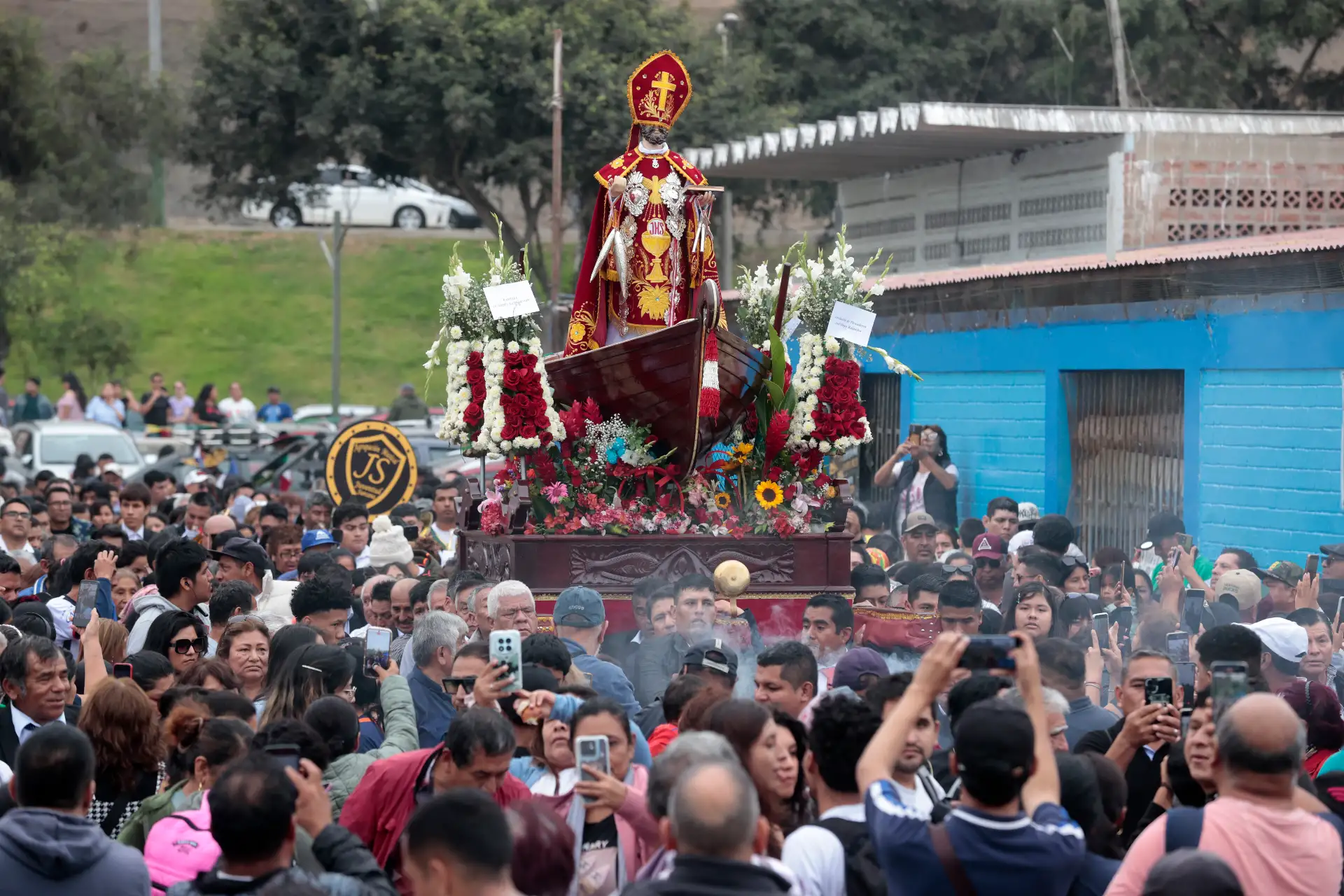 Decenas de ciudadanos acudieron al muelle de Chorrillos para participar en la festividad de San Pedro y San Pablo, tradición católica ligada a la fe de los hombres de mar. La jornada incluyó la procesión en honor al santo patrono y la esperada salida al mar desde la playa Los Pescadores. Foto: ANDINA/Vidal Tarqui.