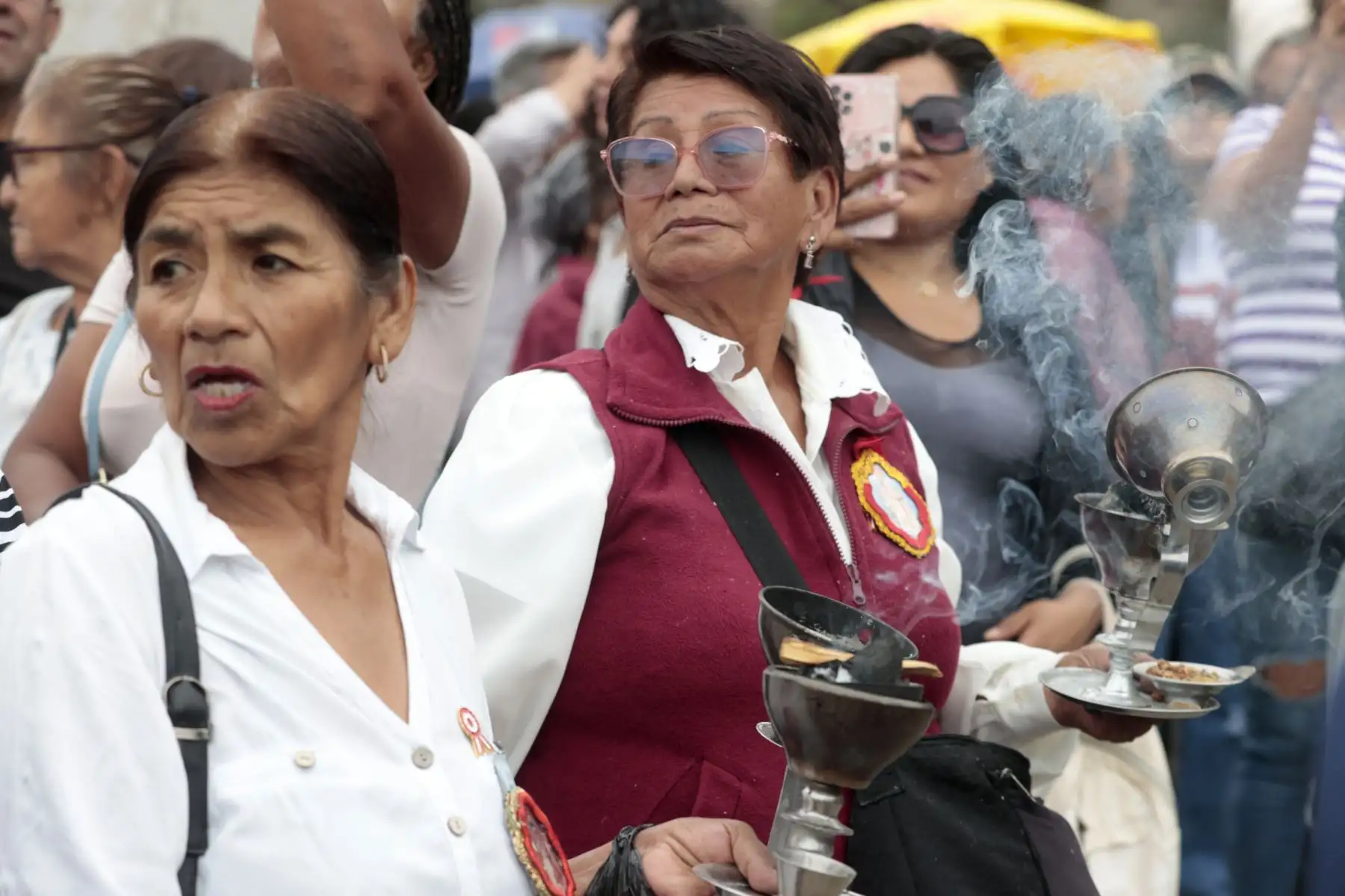 Decenas de ciudadanos acudieron al muelle de Chorrillos para participar en la festividad de San Pedro y San Pablo, tradición católica ligada a la fe de los hombres de mar. La jornada incluyó la procesión en honor al santo patrono y la esperada salida al mar desde la playa Los Pescadores. Foto: ANDINA/Vidal Tarqui.