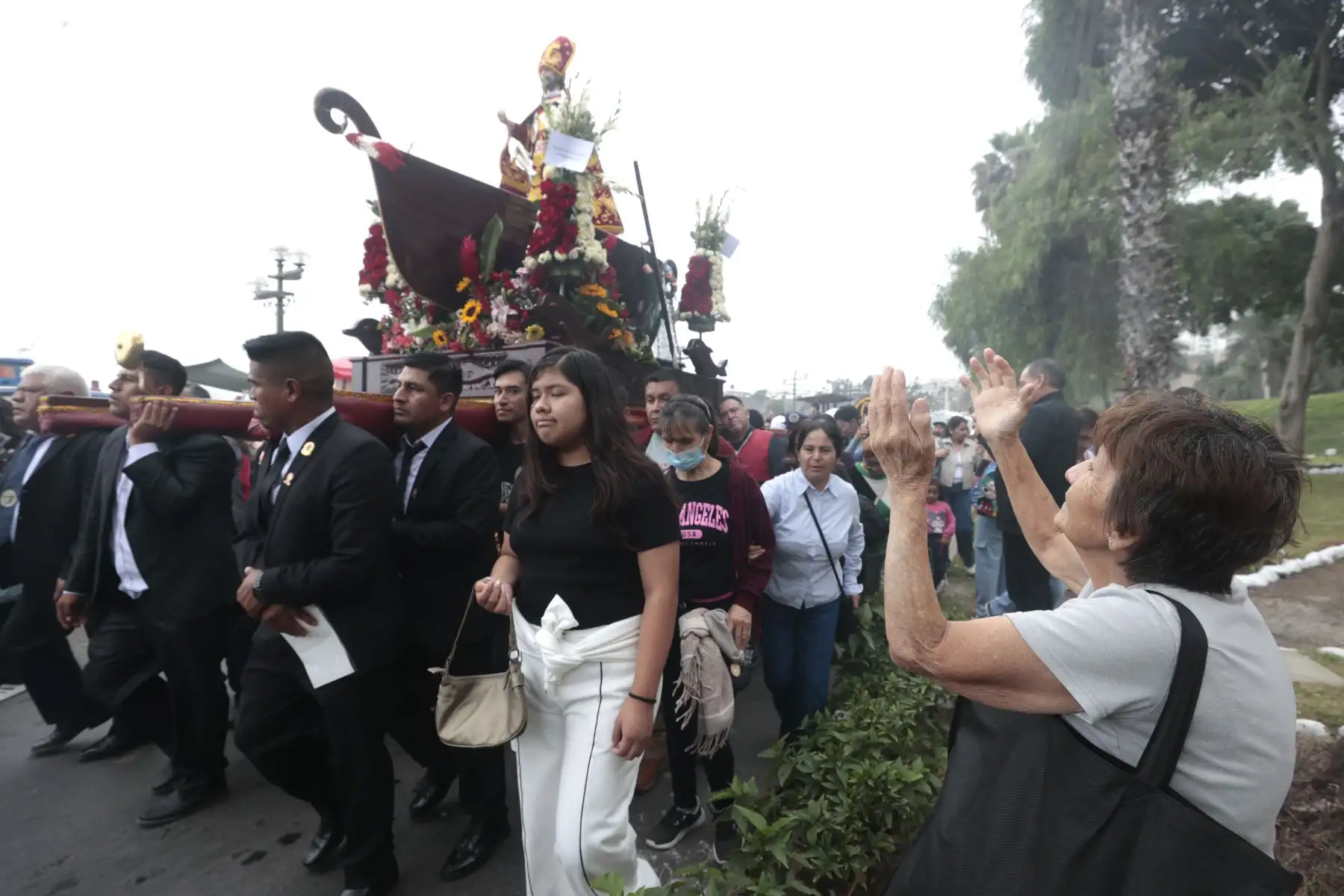 Decenas de ciudadanos acudieron al muelle de Chorrillos para participar en la festividad de San Pedro y San Pablo, tradición católica ligada a la fe de los hombres de mar. La jornada incluyó la procesión en honor al santo patrono y la esperada salida al mar desde la playa Los Pescadores. Foto: ANDINA/Vidal Tarqui.