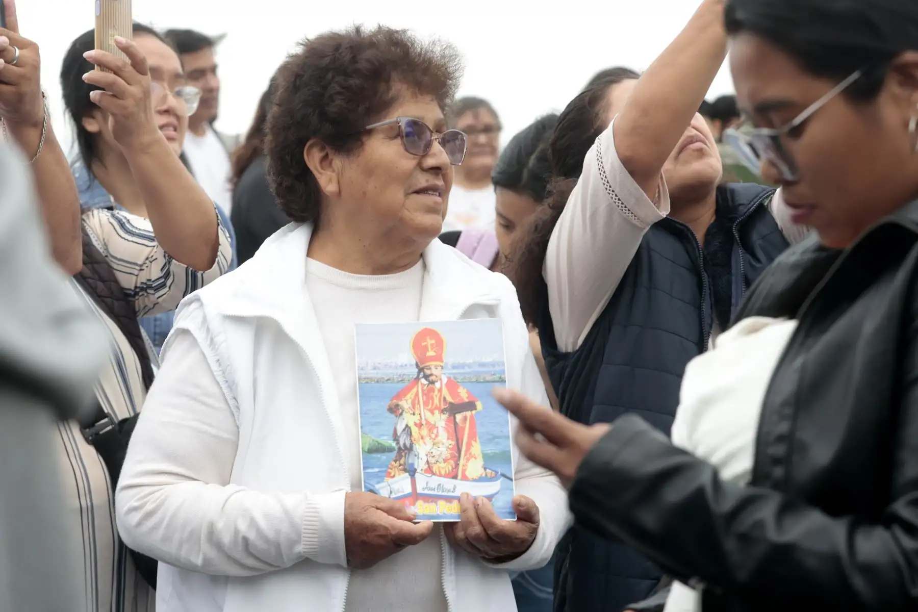 Decenas de ciudadanos acudieron al muelle de Chorrillos para participar en la festividad de San Pedro y San Pablo, tradición católica ligada a la fe de los hombres de mar. La jornada incluyó la procesión en honor al santo patrono y la esperada salida al mar desde la playa Los Pescadores. Foto: ANDINA/Vidal Tarqui.