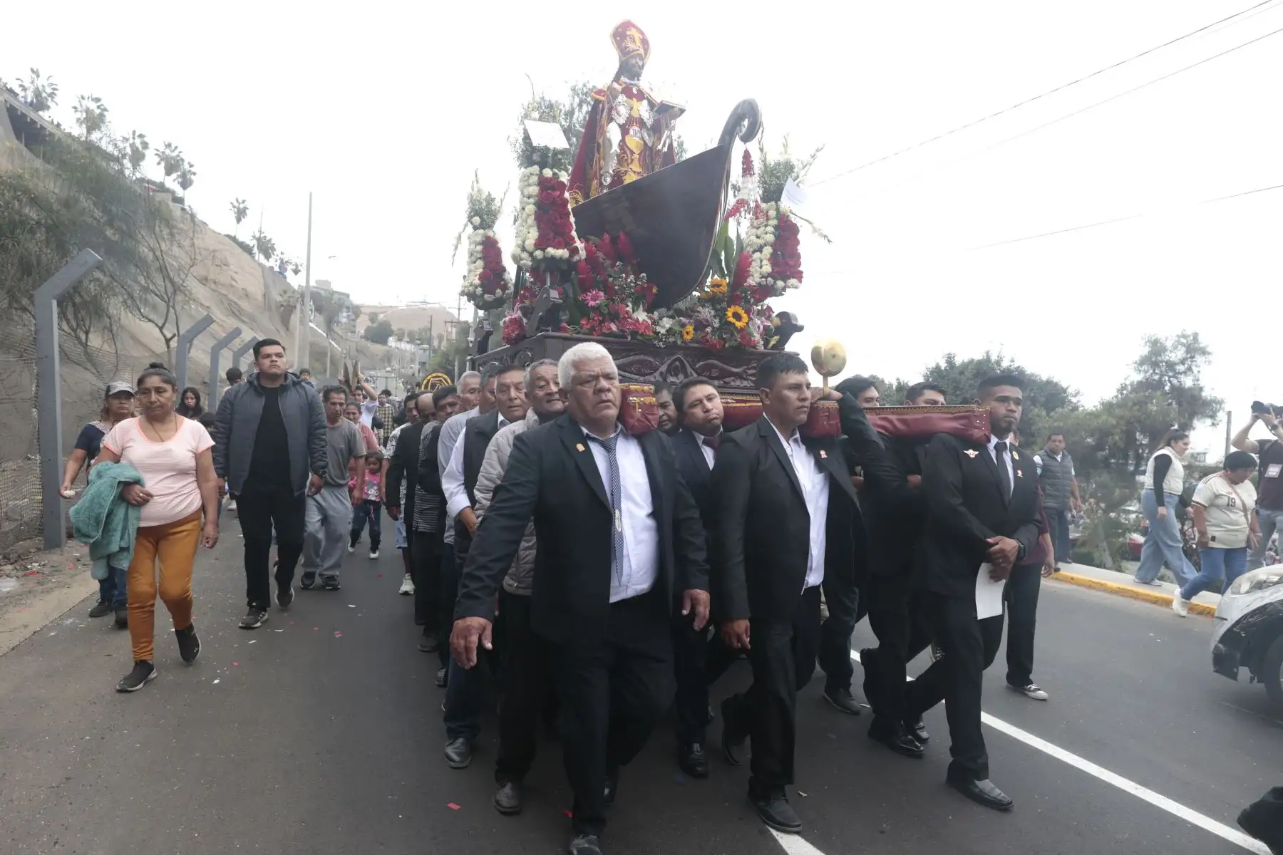 Decenas de ciudadanos acudieron al muelle de Chorrillos para participar en la festividad de San Pedro y San Pablo, tradición católica ligada a la fe de los hombres de mar. La jornada incluyó la procesión en honor al santo patrono y la esperada salida al mar desde la playa Los Pescadores. Foto: ANDINA/Vidal Tarqui.