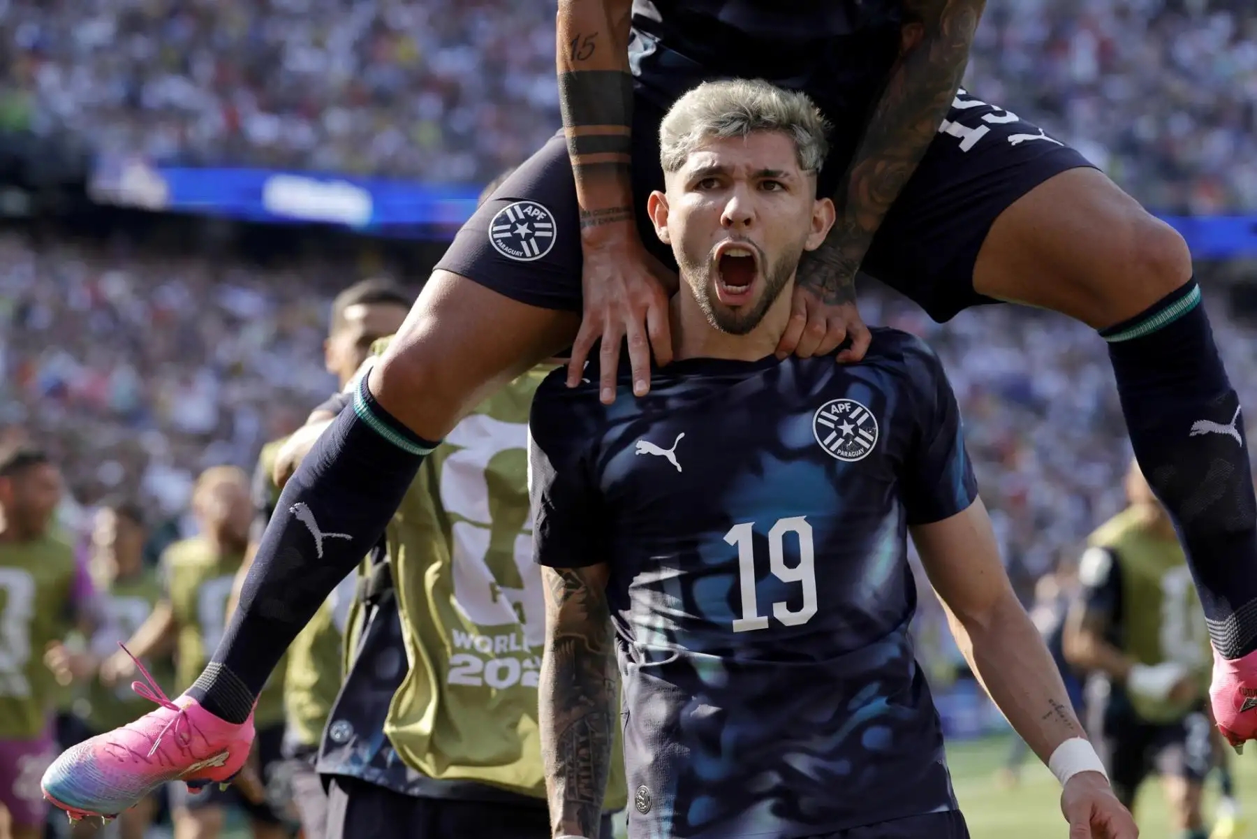 Paraguay protagonizó una hazaña sudamericana en el Mundial 2026 al vencer por penales 4-3 a Alemania, luego de igualar 1-1 en los 16avos de final. La Albirroja eliminó a una de las selecciones más grandes de la historia, cuatro veces campeona del mundo, y avanzó a octavos tras una definición cargada de dramatismo. Foto: ANDINA/EFE