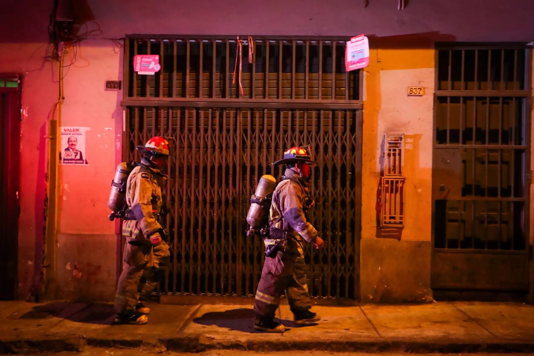 Villa El Salvador: 12 unidades de bomberos combaten incendio urbano de nivel 2