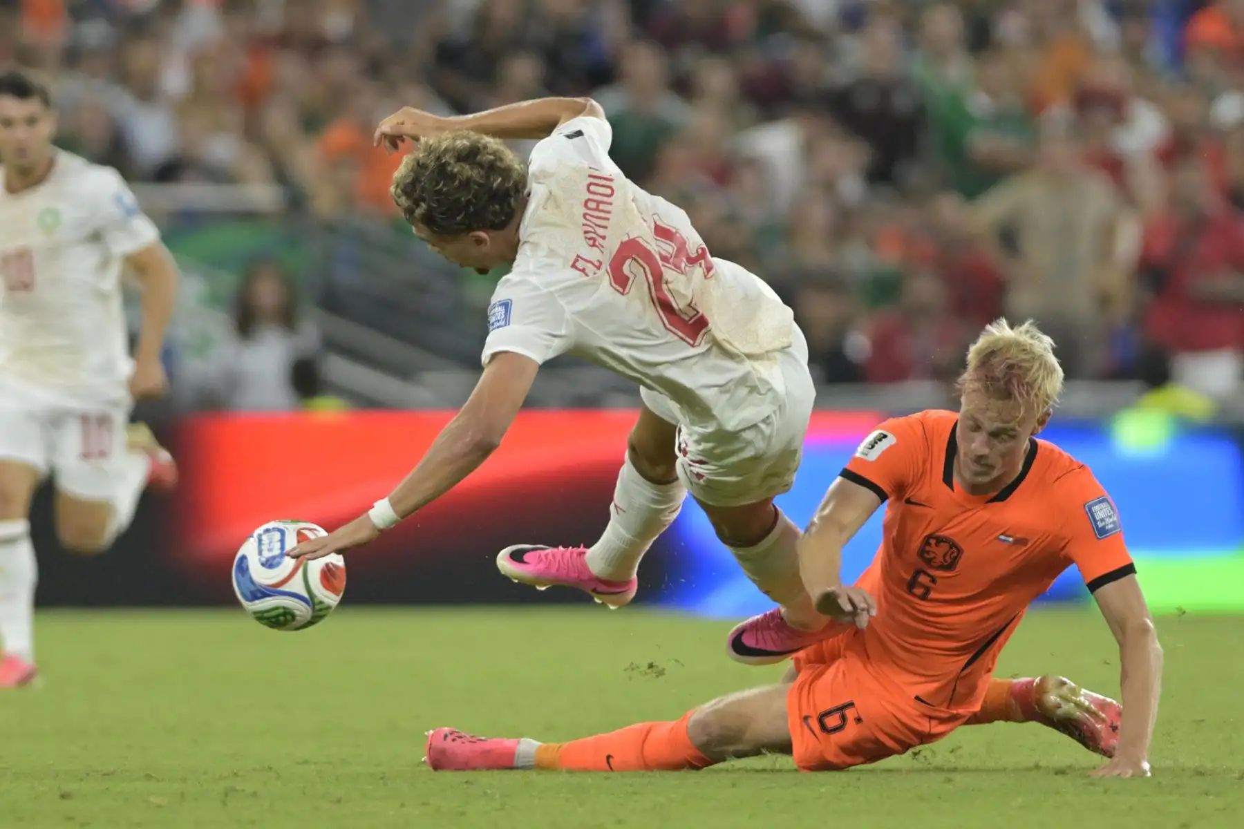 Marruecos volvió a escribir una página gloriosa en su historia mundialista al vencer por penales 3-2 a la favorita Países Bajos, tras igualar 1-1 en los 16avos de final del Mundial 2026. Como en Qatar 2022, cuando sorprendió a España en octavos, el equipo africano resistió hasta el final y selló su pase a octavos de final. Foto: EFE.