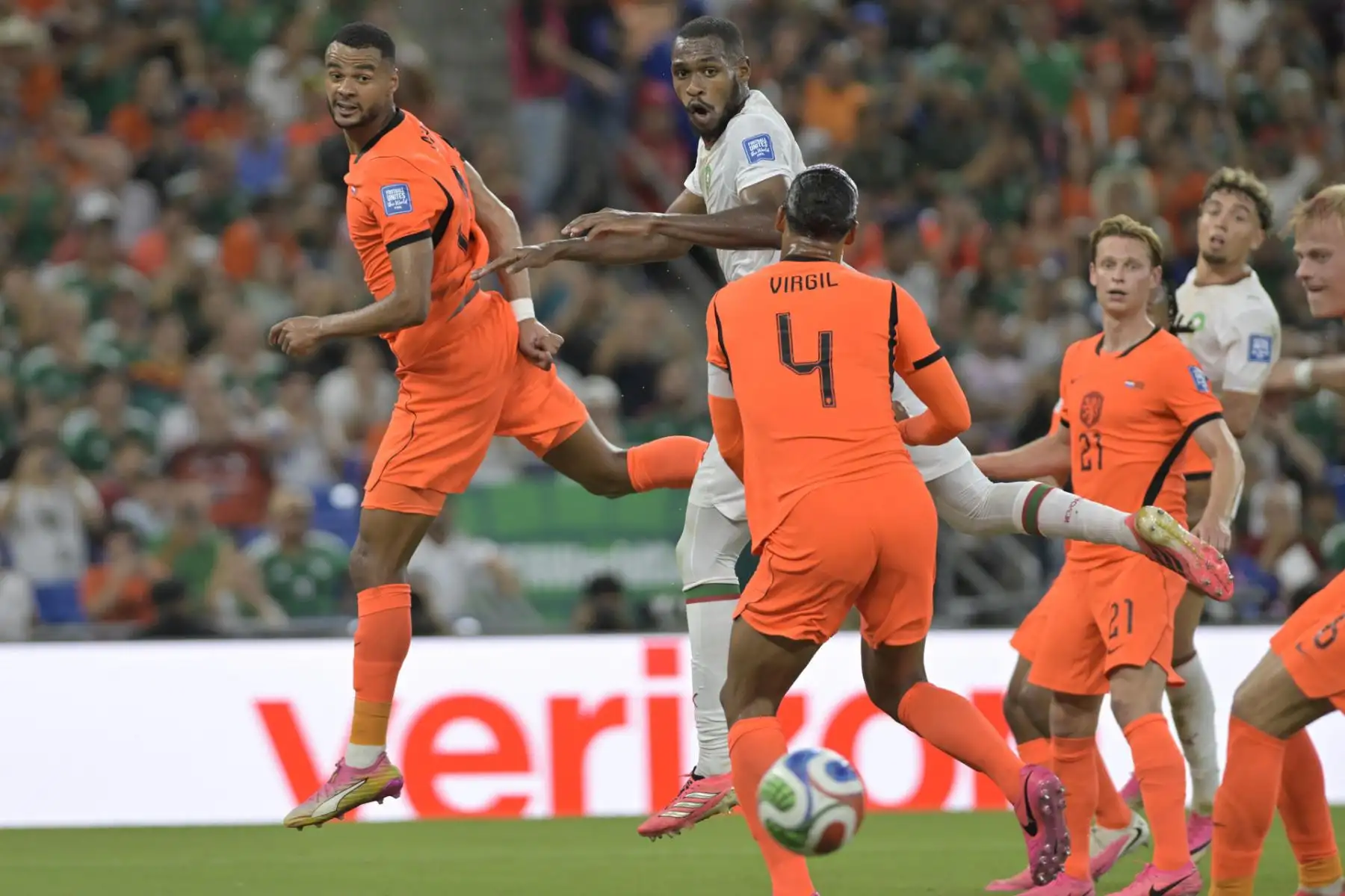 Marruecos volvió a escribir una página gloriosa en su historia mundialista al vencer por penales 3-2 a la favorita Países Bajos, tras igualar 1-1 en los 16avos de final del Mundial 2026. Como en Qatar 2022, cuando sorprendió a España en octavos, el equipo africano resistió hasta el final y selló su pase a octavos de final. Foto: EFE.