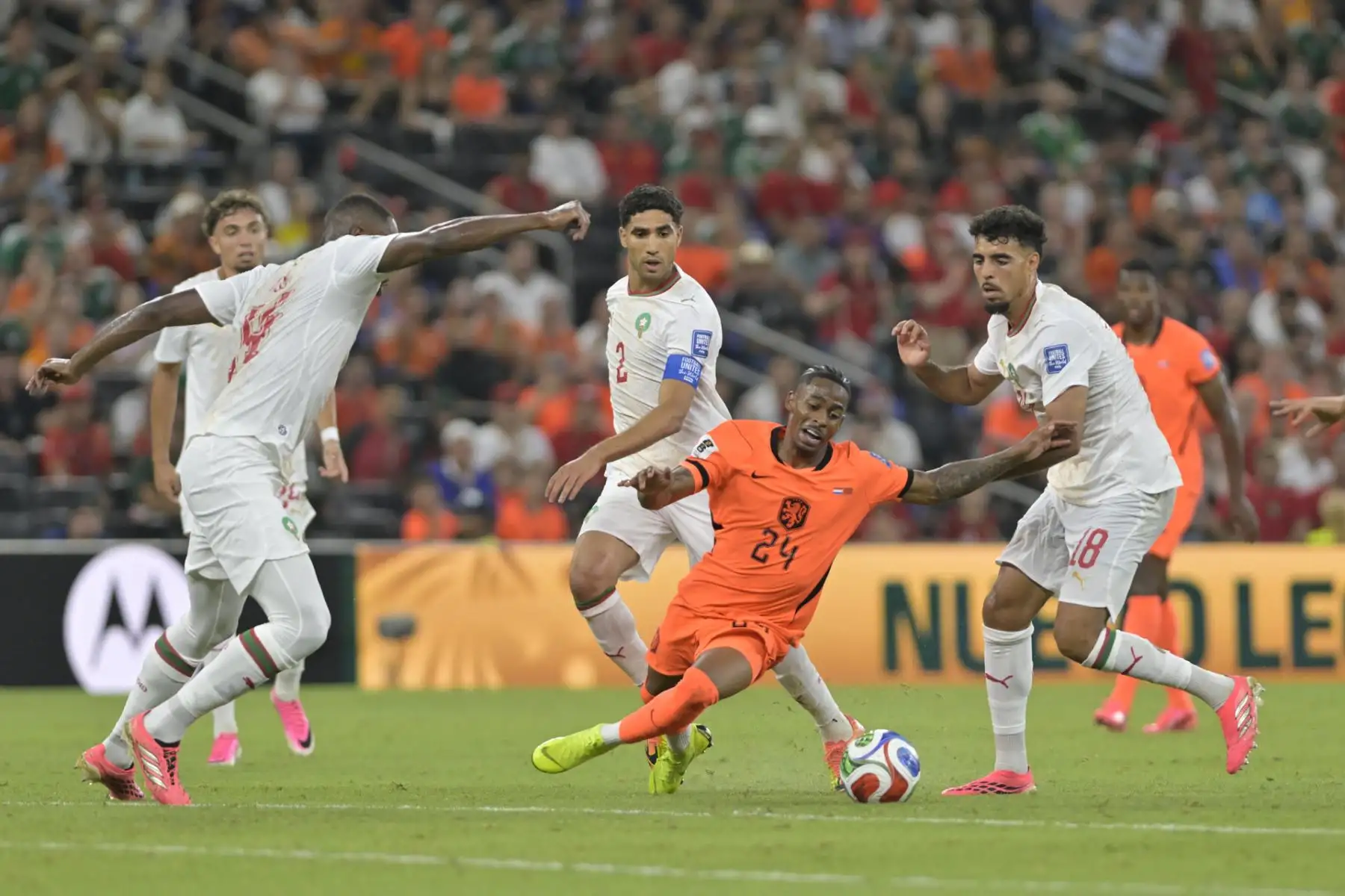 Marruecos volvió a escribir una página gloriosa en su historia mundialista al vencer por penales 3-2 a la favorita Países Bajos, tras igualar 1-1 en los 16avos de final del Mundial 2026. Como en Qatar 2022, cuando sorprendió a España en octavos, el equipo africano resistió hasta el final y selló su pase a octavos de final. Foto: EFE.