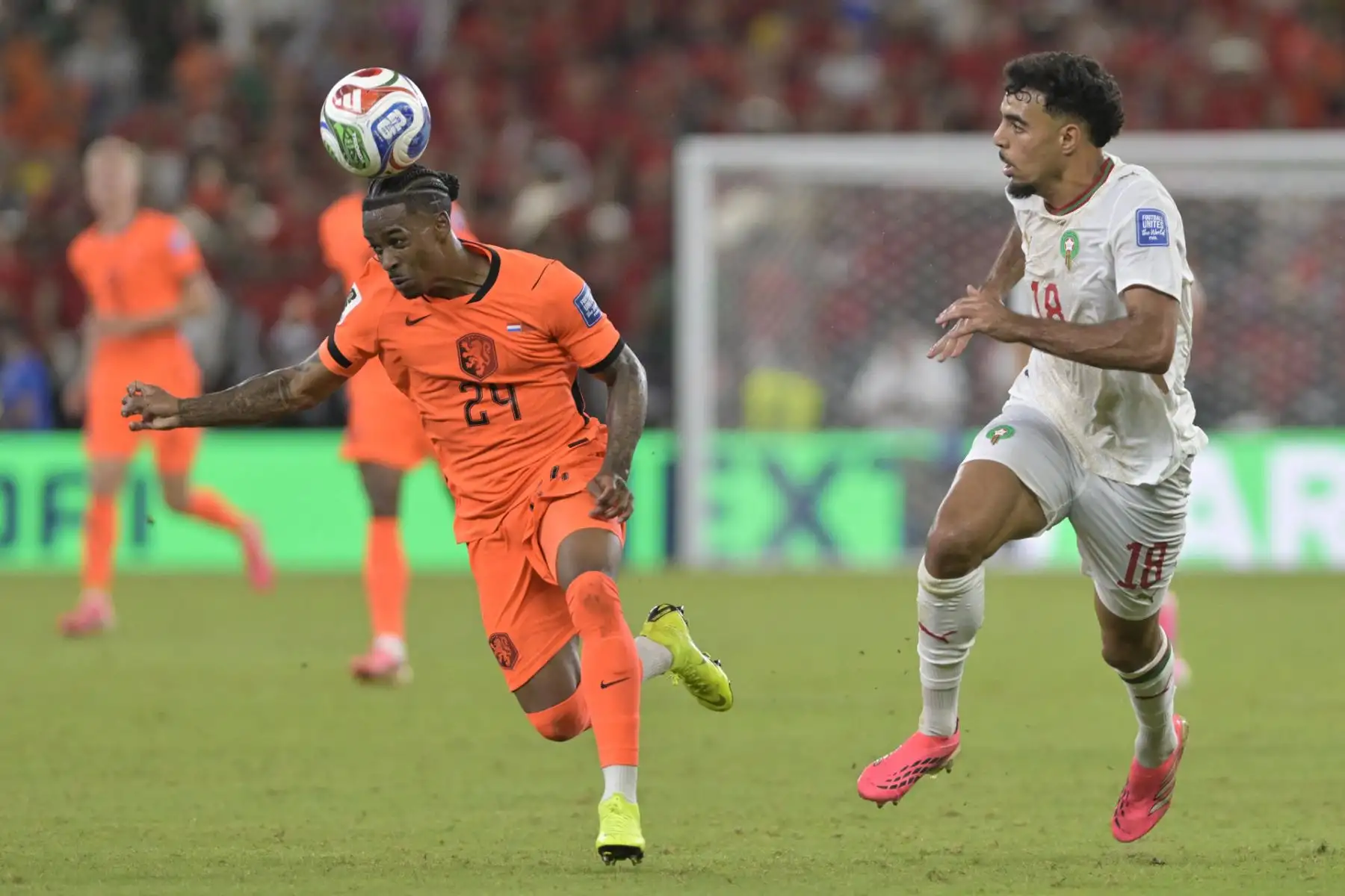 Marruecos volvió a escribir una página gloriosa en su historia mundialista al vencer por penales 3-2 a la favorita Países Bajos, tras igualar 1-1 en los 16avos de final del Mundial 2026. Como en Qatar 2022, cuando sorprendió a España en octavos, el equipo africano resistió hasta el final y selló su pase a octavos de final. Foto: EFE.