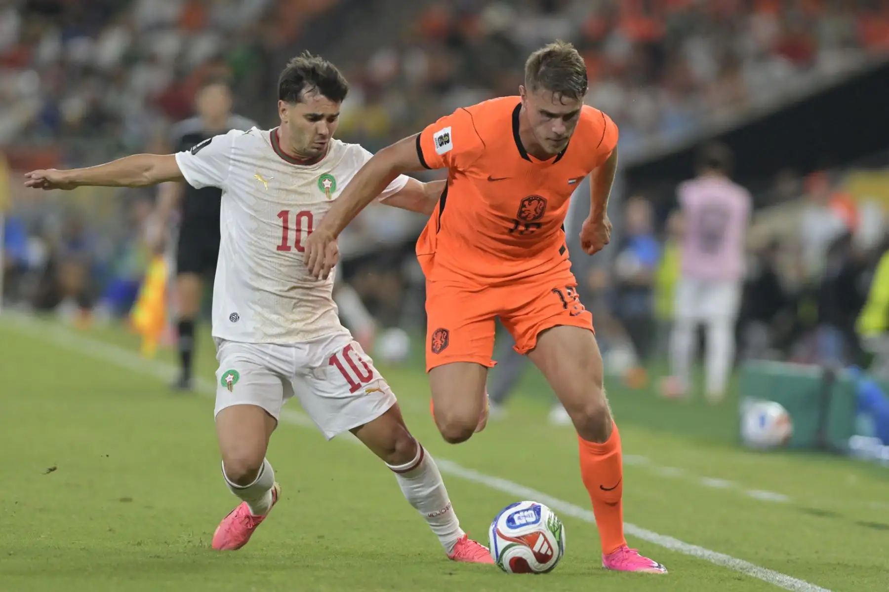 Marruecos volvió a escribir una página gloriosa en su historia mundialista al vencer por penales 3-2 a la favorita Países Bajos, tras igualar 1-1 en los 16avos de final del Mundial 2026. Como en Qatar 2022, cuando sorprendió a España en octavos, el equipo africano resistió hasta el final y selló su pase a octavos de final. Foto: EFE.