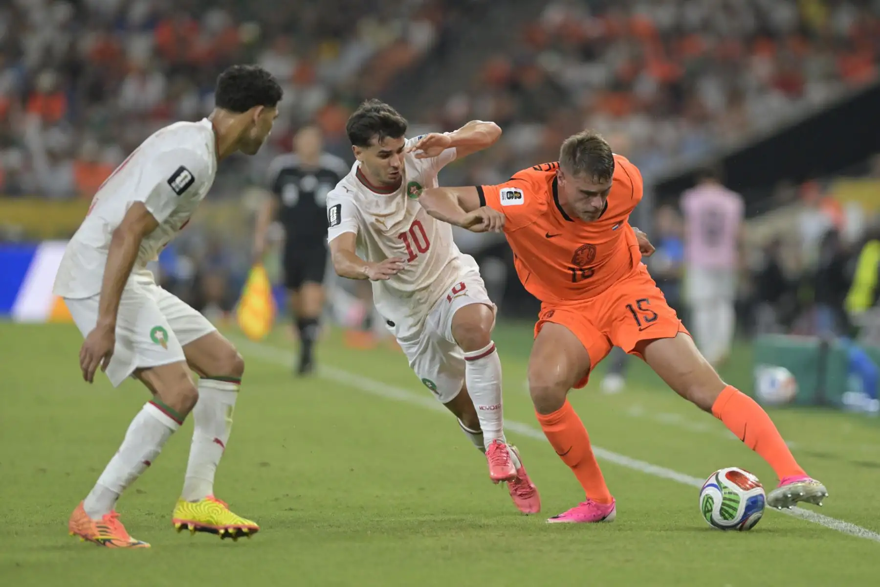 Marruecos volvió a escribir una página gloriosa en su historia mundialista al vencer por penales 3-2 a la favorita Países Bajos, tras igualar 1-1 en los 16avos de final del Mundial 2026. Como en Qatar 2022, cuando sorprendió a España en octavos, el equipo africano resistió hasta el final y selló su pase a octavos de final. Foto: EFE.