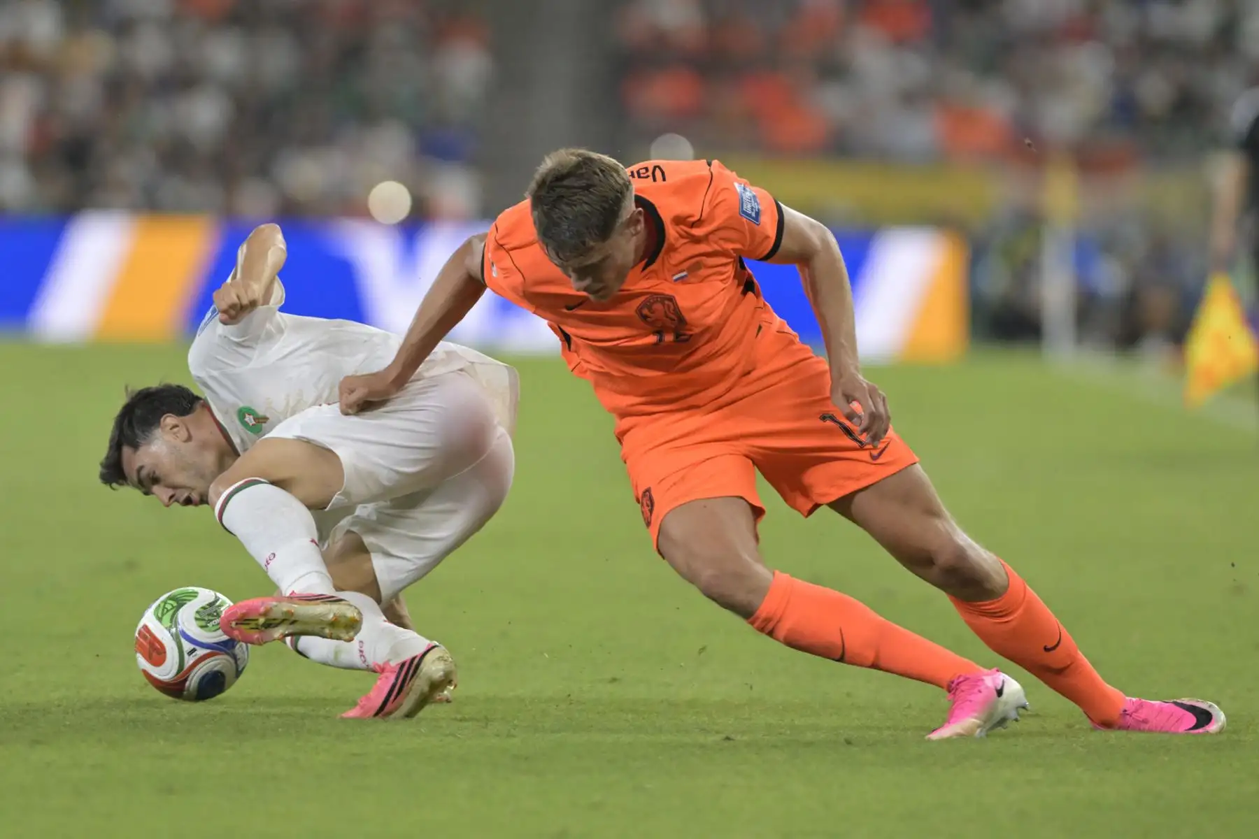 Marruecos volvió a escribir una página gloriosa en su historia mundialista al vencer por penales 3-2 a la favorita Países Bajos, tras igualar 1-1 en los 16avos de final del Mundial 2026. Como en Qatar 2022, cuando sorprendió a España en octavos, el equipo africano resistió hasta el final y selló su pase a octavos de final. Foto: EFE.
