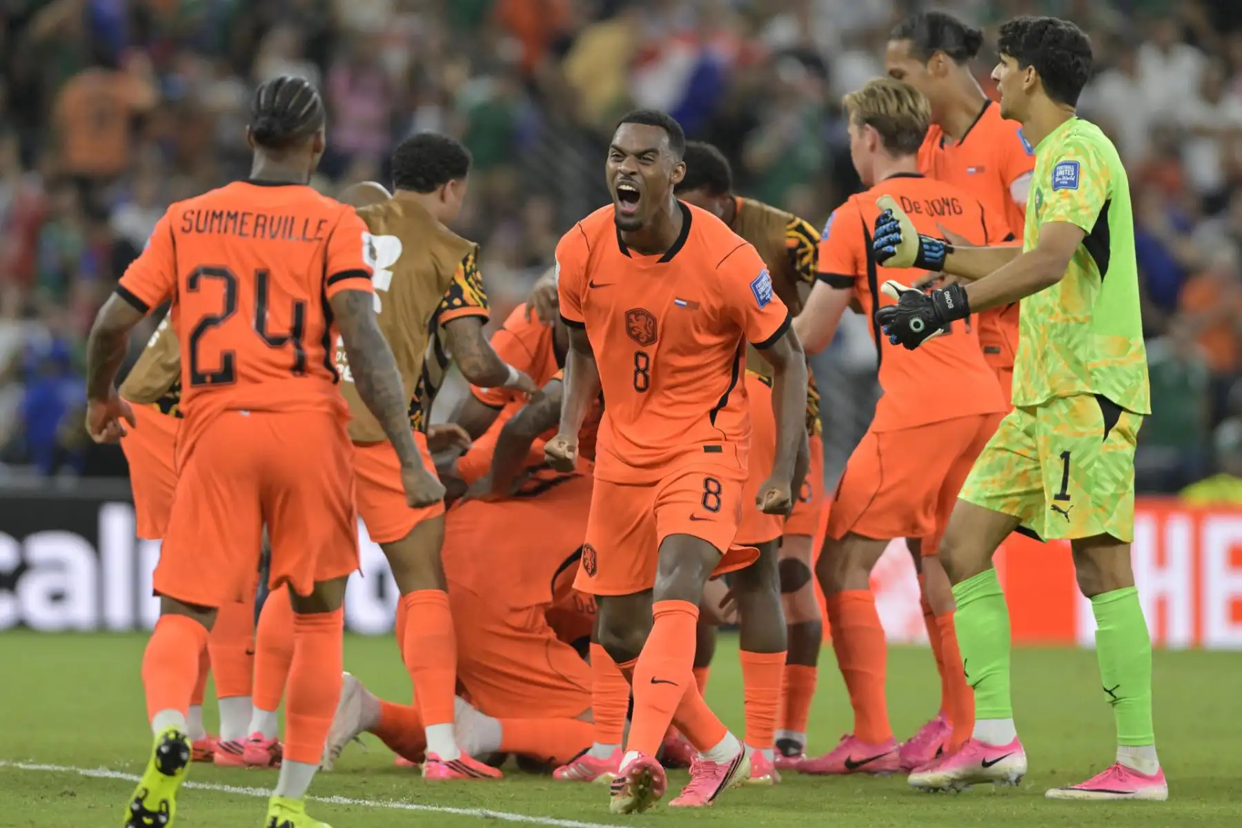 Marruecos volvió a escribir una página gloriosa en su historia mundialista al vencer por penales 3-2 a la favorita Países Bajos, tras igualar 1-1 en los 16avos de final del Mundial 2026. Como en Qatar 2022, cuando sorprendió a España en octavos, el equipo africano resistió hasta el final y selló su pase a octavos de final. Foto: EFE.