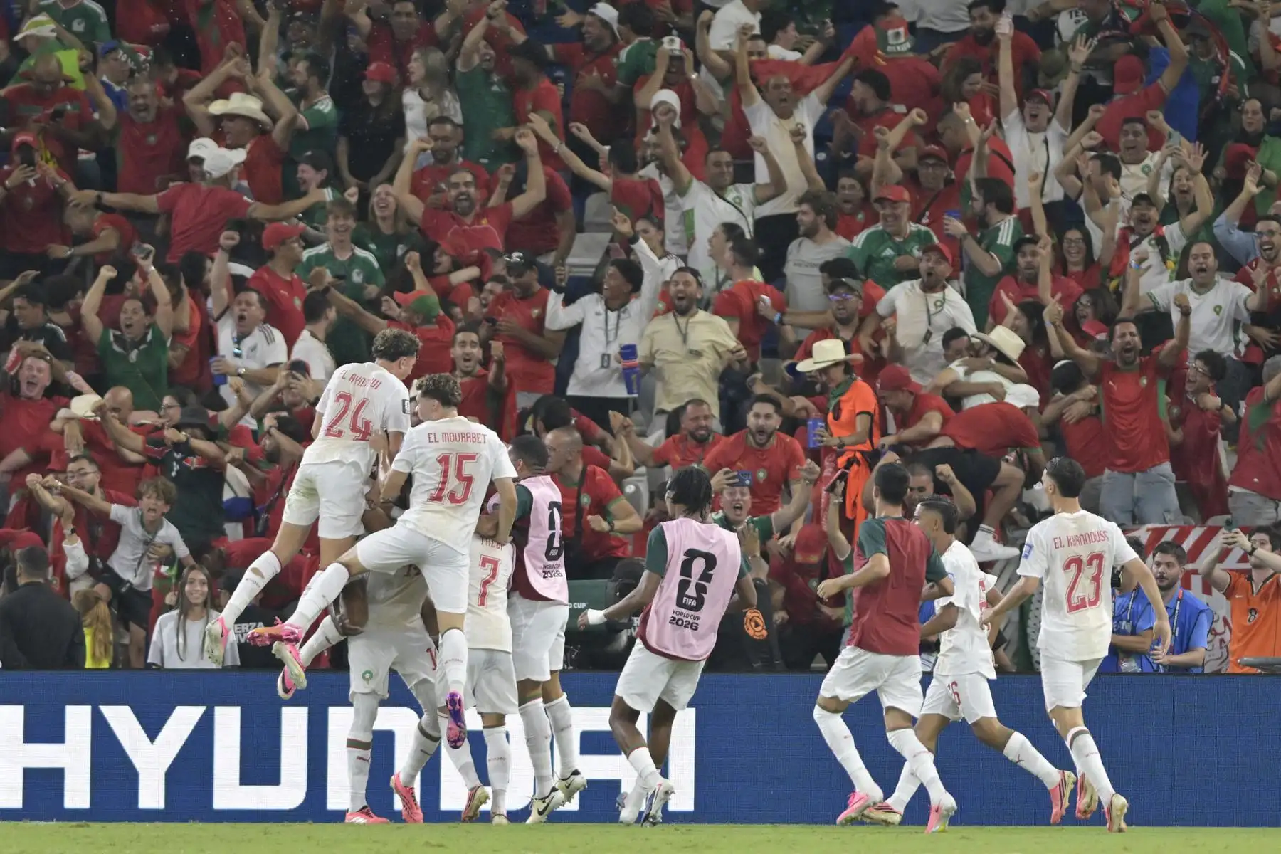 Marruecos volvió a escribir una página gloriosa en su historia mundialista al vencer por penales 3-2 a la favorita Países Bajos, tras igualar 1-1 en los 16avos de final del Mundial 2026. Como en Qatar 2022, cuando sorprendió a España en octavos, el equipo africano resistió hasta el final y selló su pase a octavos de final. Foto: EFE.