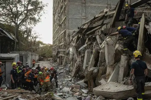 La esperanza y el desánimo caminan entre ruinas en Venezuela tras cinco días de los sismos