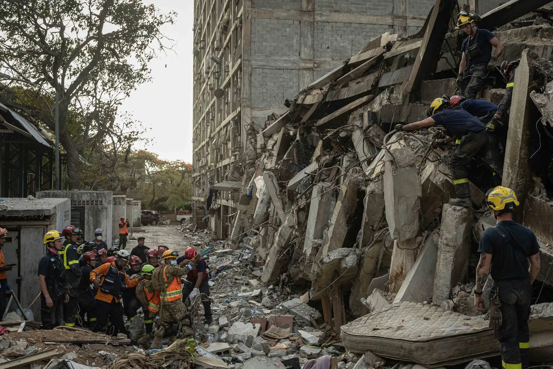 Rescatistas buscan sobrevivientes por el doble terremoto de magnitud 7,2 y 7,5 que sacudieron la zona norte de Venezuela este lunes, en Catia La Mar, estado La Guaira (Venezuela). Los sismos han dejado al menos 1.719 muertos, principalmente por el colapso de numerosos edificios. Foto: EFE