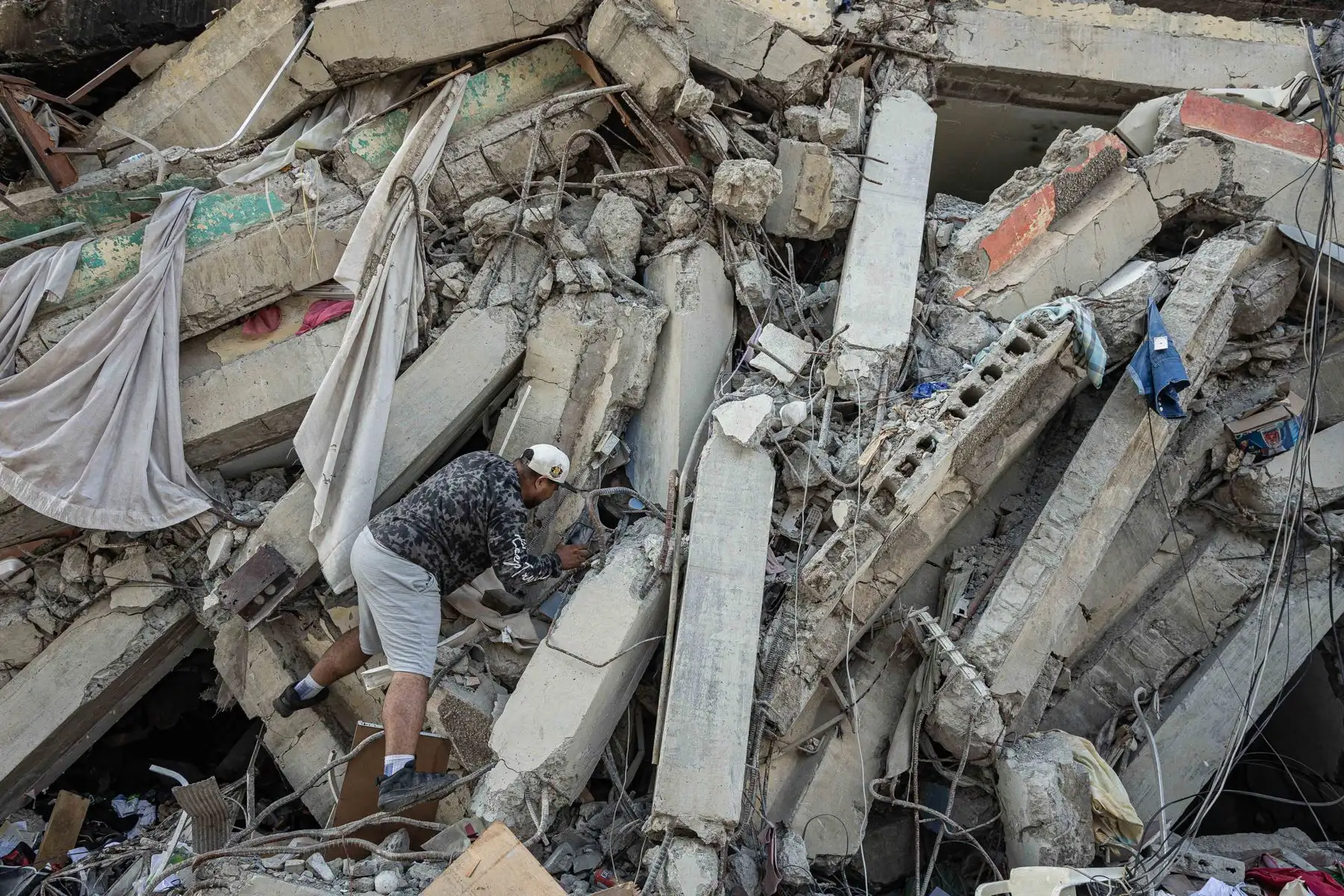 Un hombre busca sobrevivientes del doble terremoto de magnitud 7,2 y 7,5 que sacudieron la zona norte de Venezuela descansan este lunes, en Catia La Mar, estado La Guaira (Venezuela). Foto: EFE