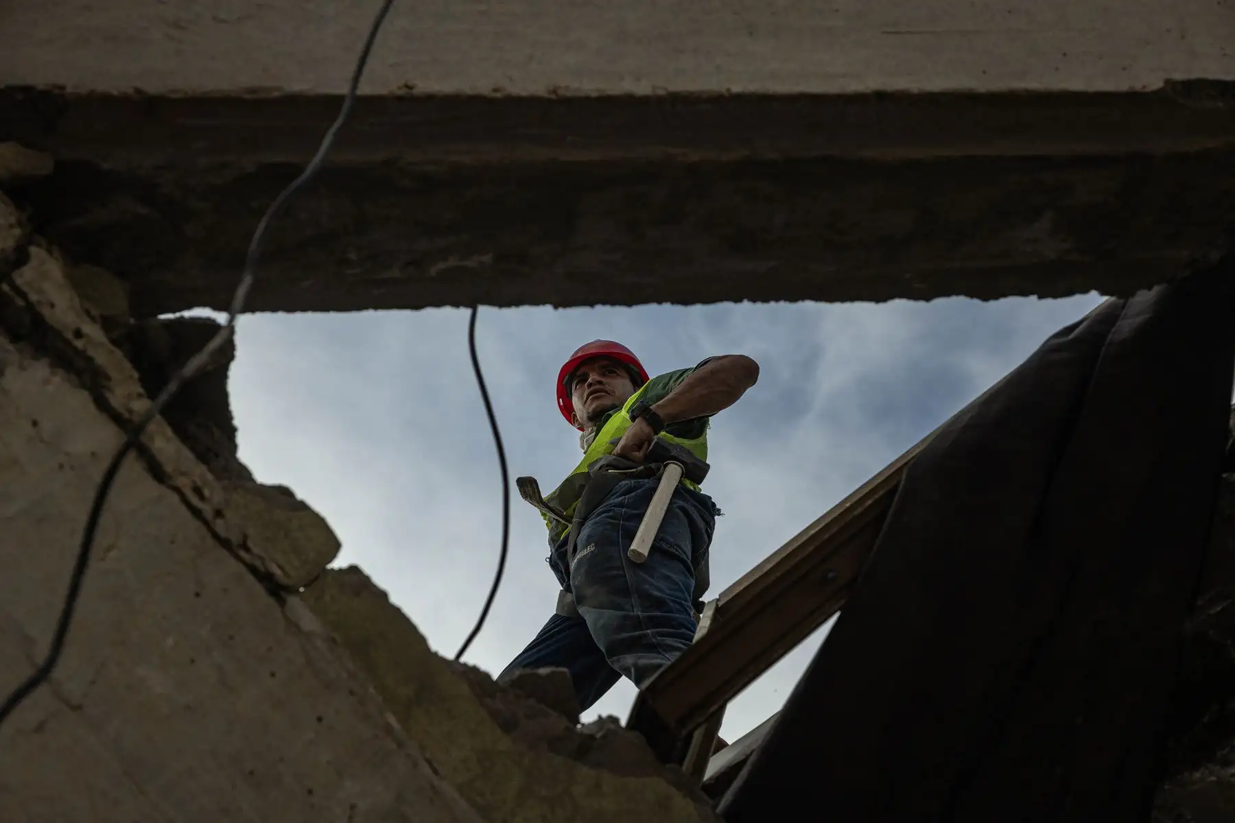 Un rescatista busca sobrevivientes del doble terremoto de magnitud 7,2 y 7,5 que sacudieron la zona norte de Venezuela descansan este lunes, en Catia La Mar, estado La Guaira (Venezuela). Foto: EFE