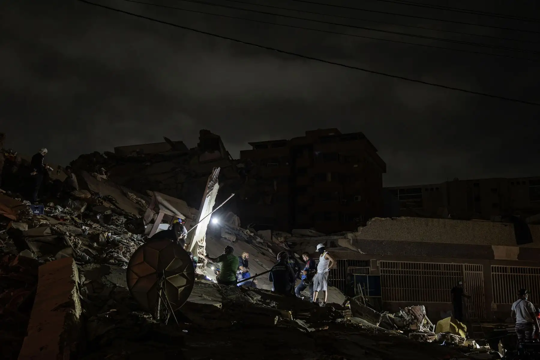 Rescatistas y voluntarios buscan sobrevivientes por el doble terremoto de magnitud 7,2 y 7,5 que sacudieron la zona norte de Venezuela descansan este lunes, en Catia La Mar, estado La Guaira (Venezuela). Foto: EFE