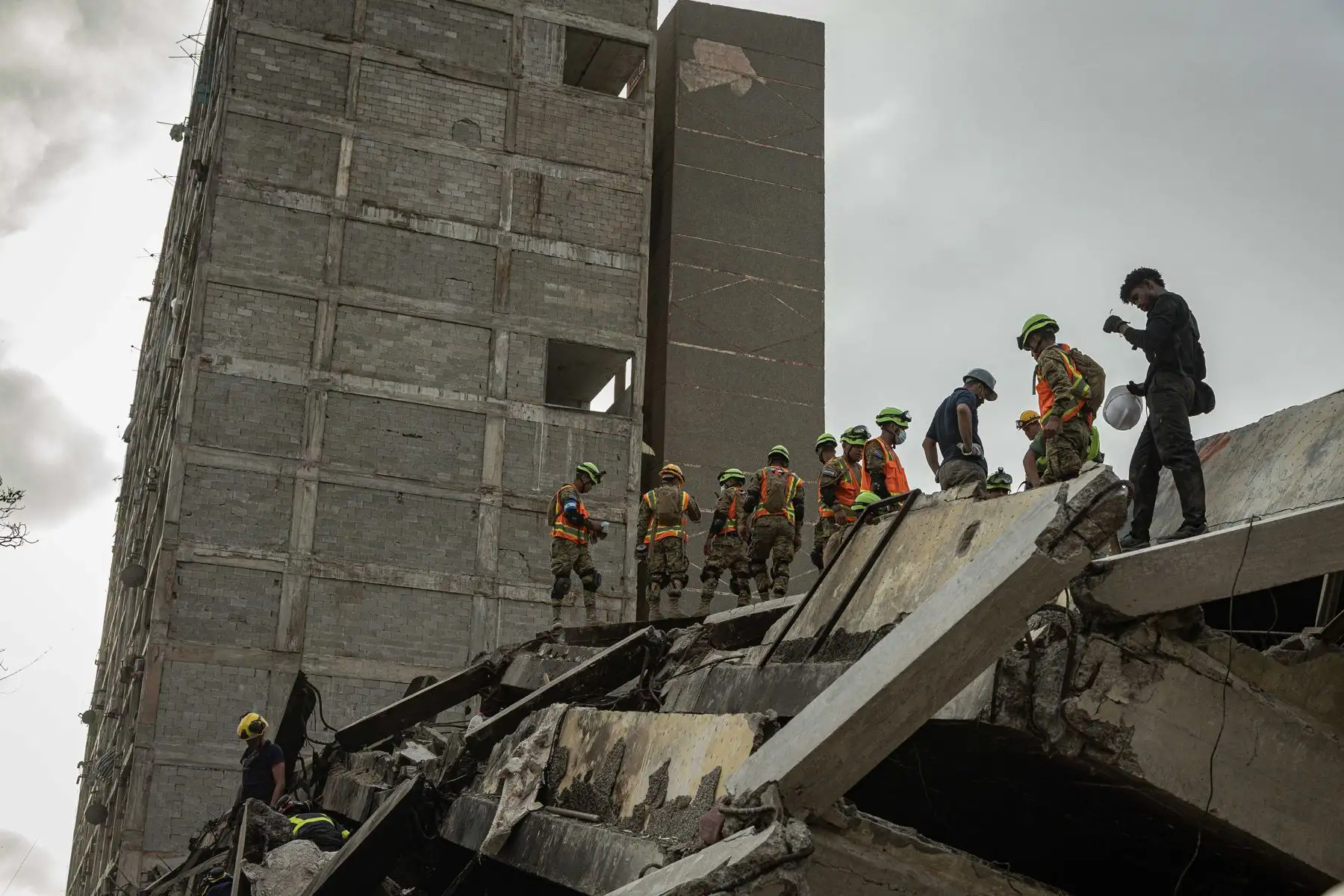Rescatistas y voluntarios buscan sobrevivientes por el doble terremoto de magnitud 7,2 y 7,5 que sacudieron la zona norte de Venezuela descansan este lunes, en la urbanización José Félix Rivas en Catia La Mar, estado La Guaira (Venezuela). Foto: EFE