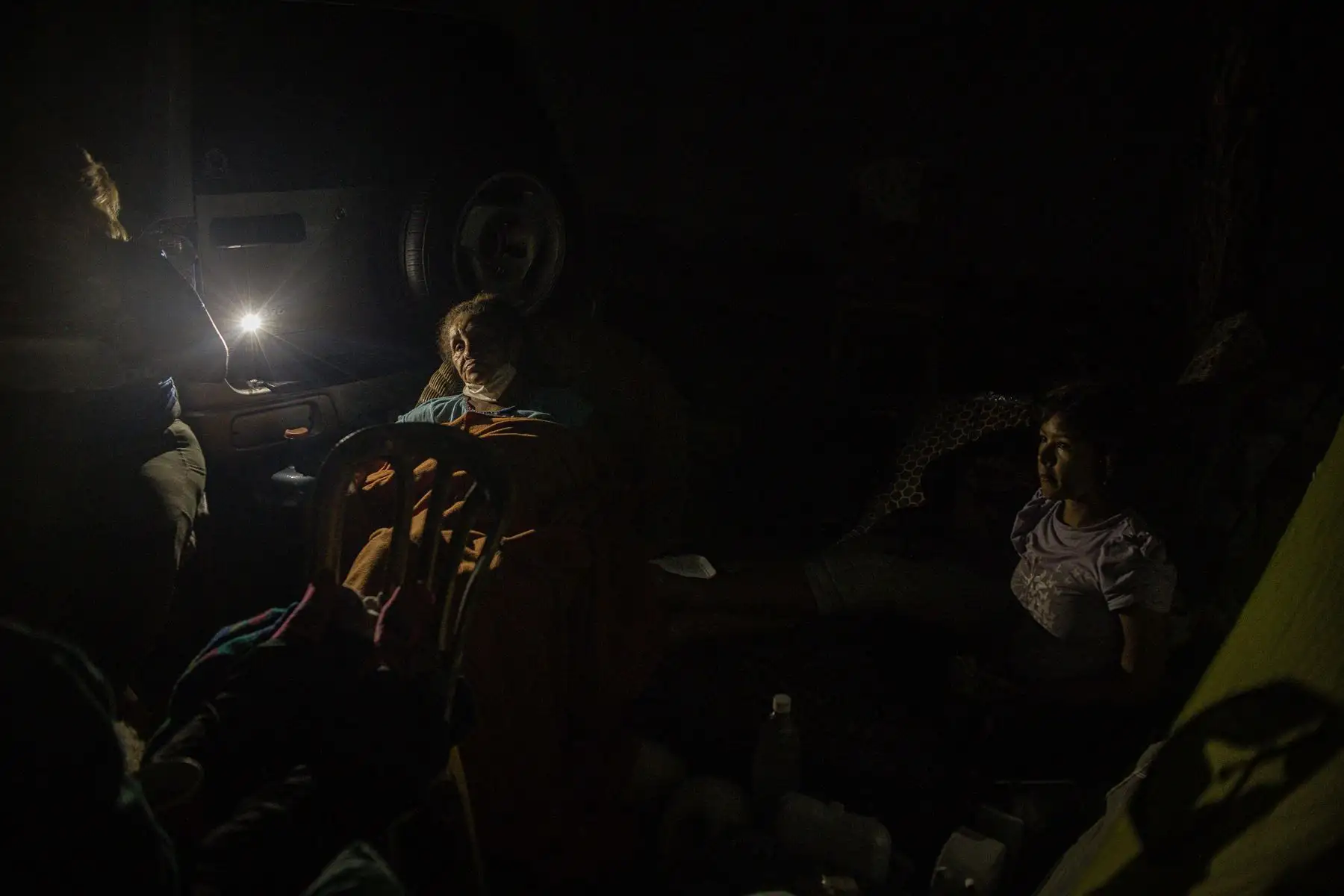 Personas afectadas por el doble terremoto de magnitud 7,2 y 7,5 que sacudieron la zona norte de Venezuela descansan este lunes, en Catia La Mar, estado La Guaira (Venezuela). Foto: EFE