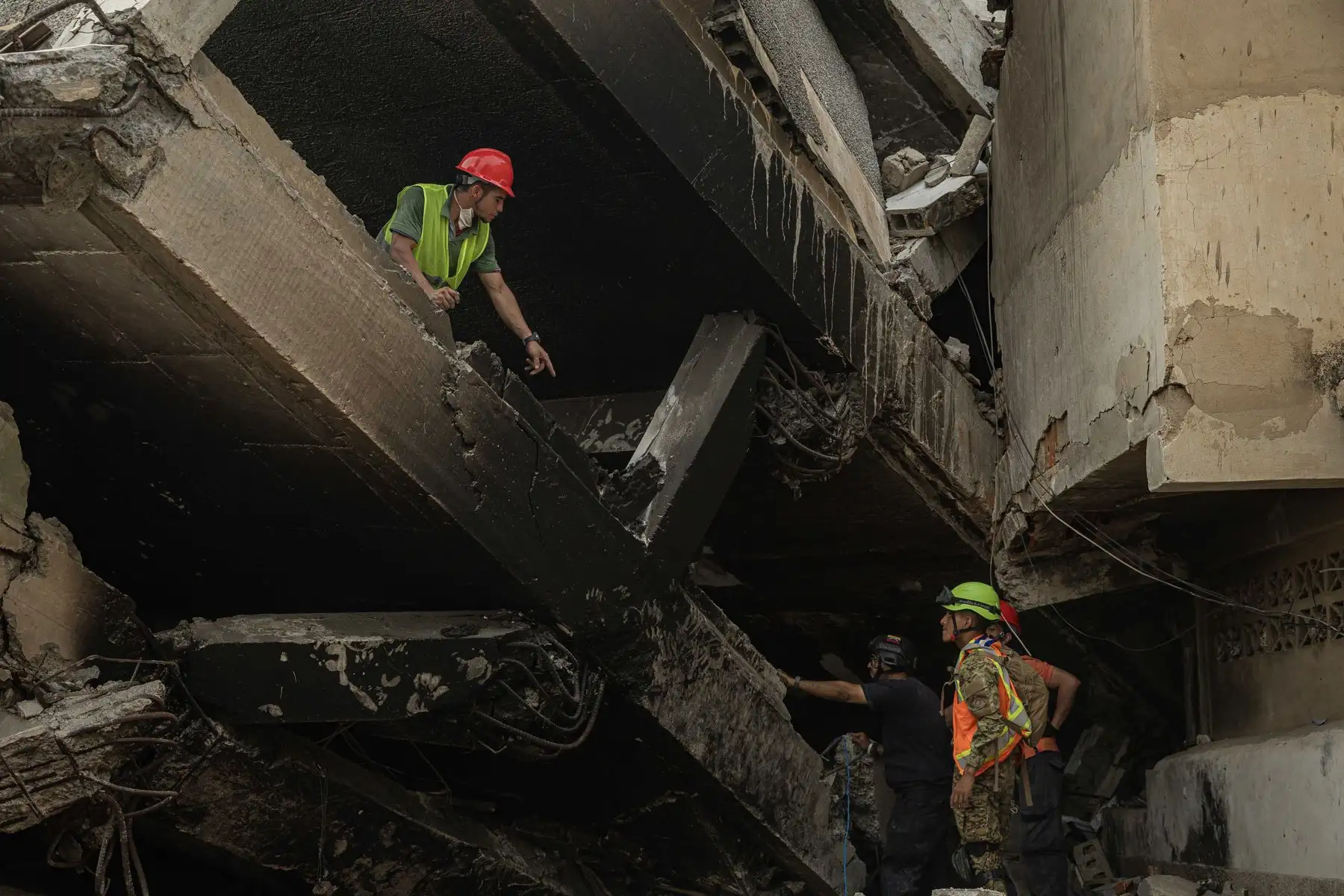 Rescatistas buscan sobrevivientes por el doble terremoto de magnitud 7,2 y 7,5 que sacudieron la zona norte de Venezuela este lunes, en la urbanización José Félix Rivas en Catia La Mar, estado La Guaira (Venezuela). Foto: EFE